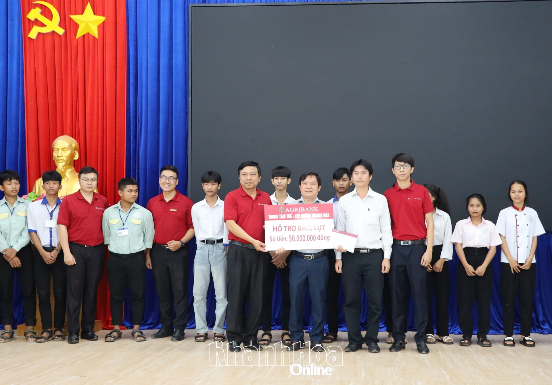 Lãnh đạo Ngân hàng Nông thôn và Phát triển Nông thôn Việt Nam - Chi nhánh Khánh Hòa trao hỗ trợ cho Trường Trung cấp nghề Dân tộc nội trú Khánh Vĩnh.