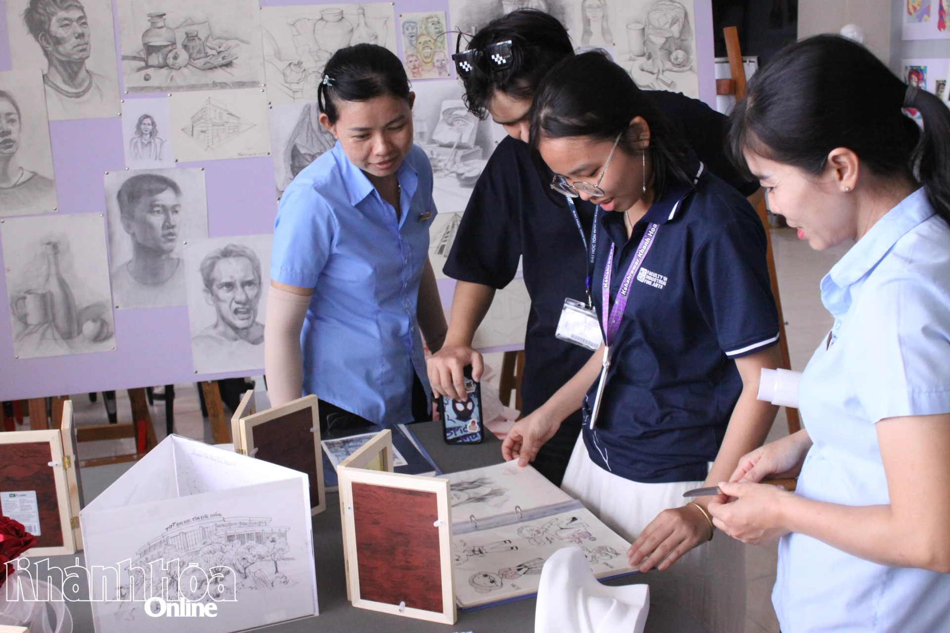 Sinh viên, viên chức phân hiệu tham quan triển lãm.