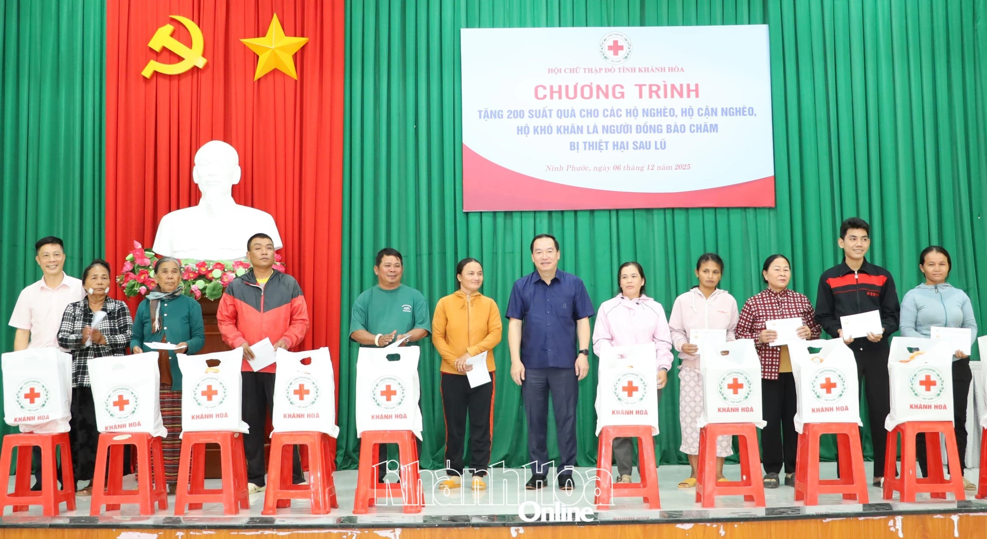 Đồng chí Hồ Xuân Trường trao quà cho người dân xã Ninh Phước.