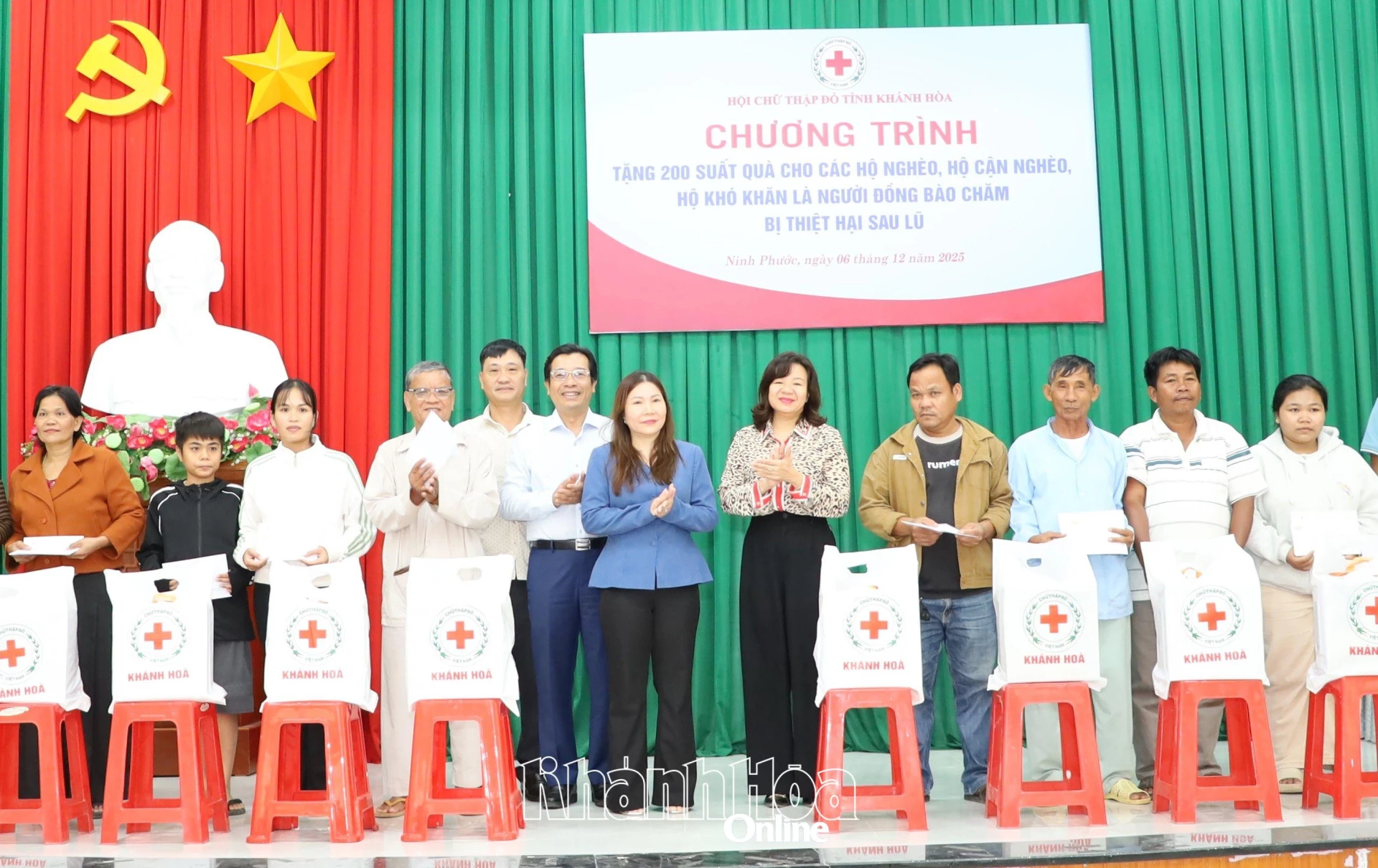 Lãnh đạo các ban, ngành, doanh nghiệp trao quà cho người dân xã Ninh Phước.