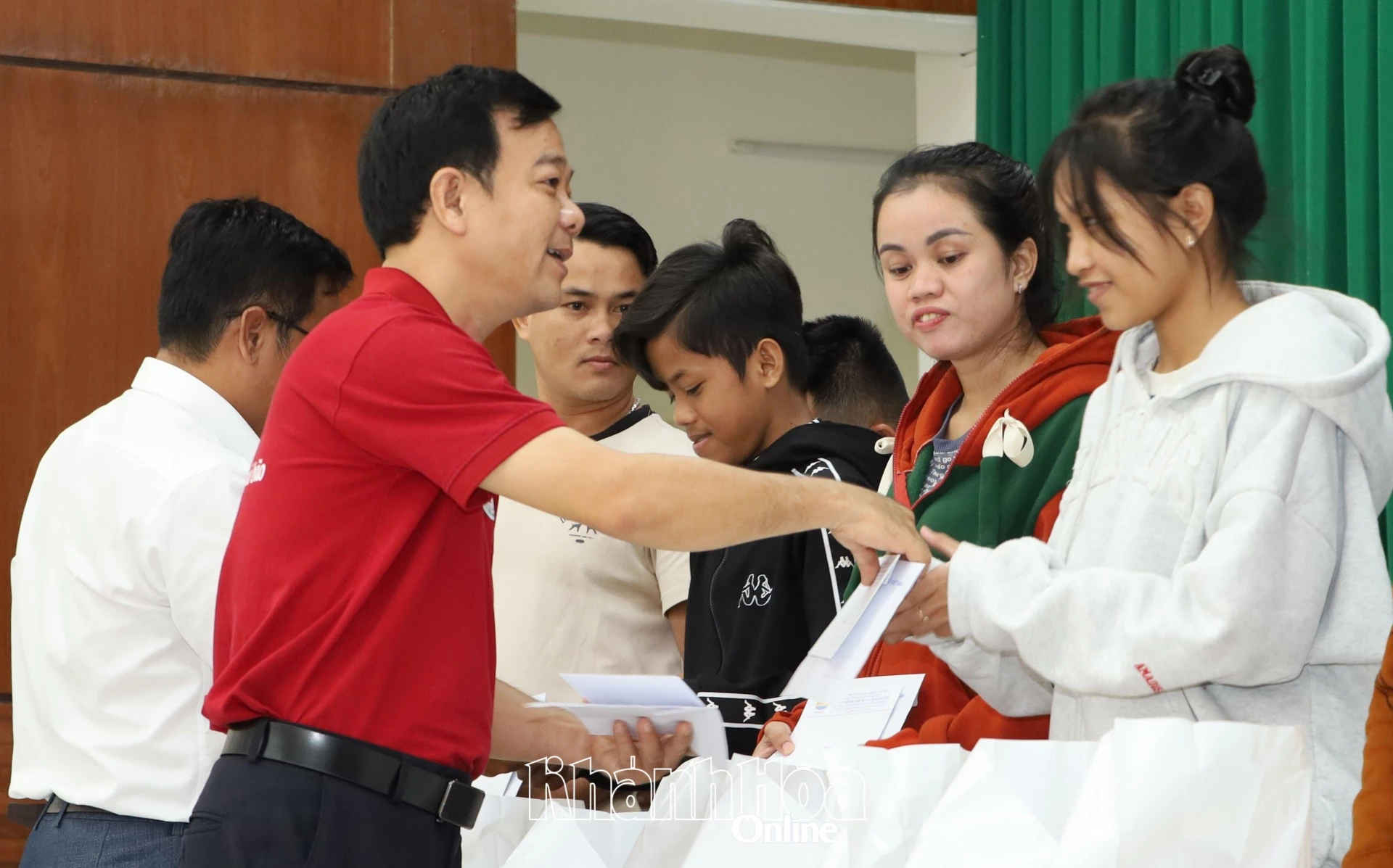 Lãnh đạo Hội Chữ thập đỏ tỉnh trao quà cho người dân xã Ninh Phước.