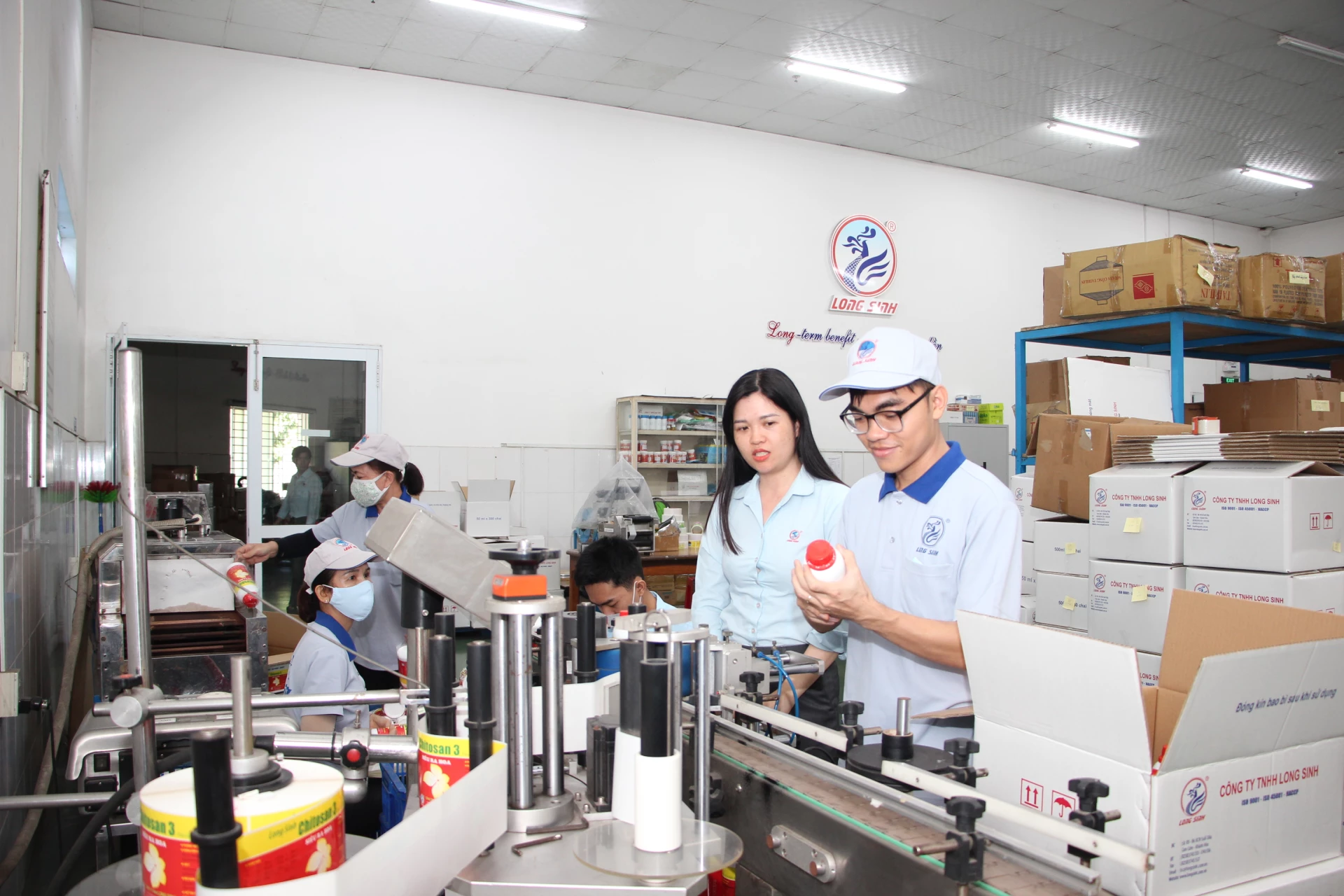 Cán bộ Công đoàn cơ sở Công ty TNHH Long Sinh thăm hỏi, động viên người lao động trong giờ làm việc.