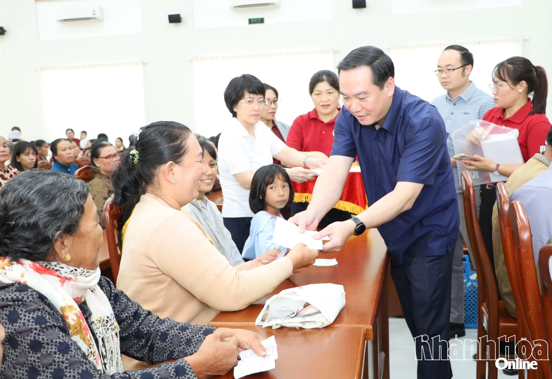 Đồng chí Hồ Xuân Trường trao quà cho người dân xã Ninh Phước.