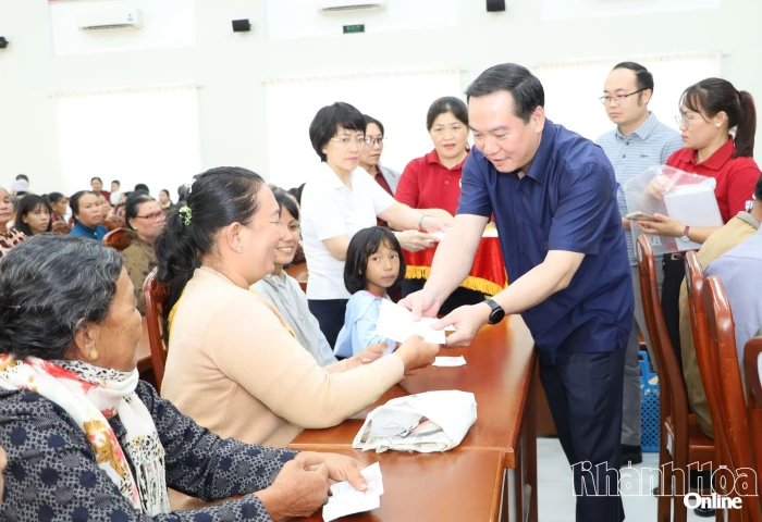 Phó Bí thư Thường trực Tỉnh ủy Hồ Xuân Trường thăm, tặng quà cho các trường học và người dân bị ảnh hưởng do mưa lũ