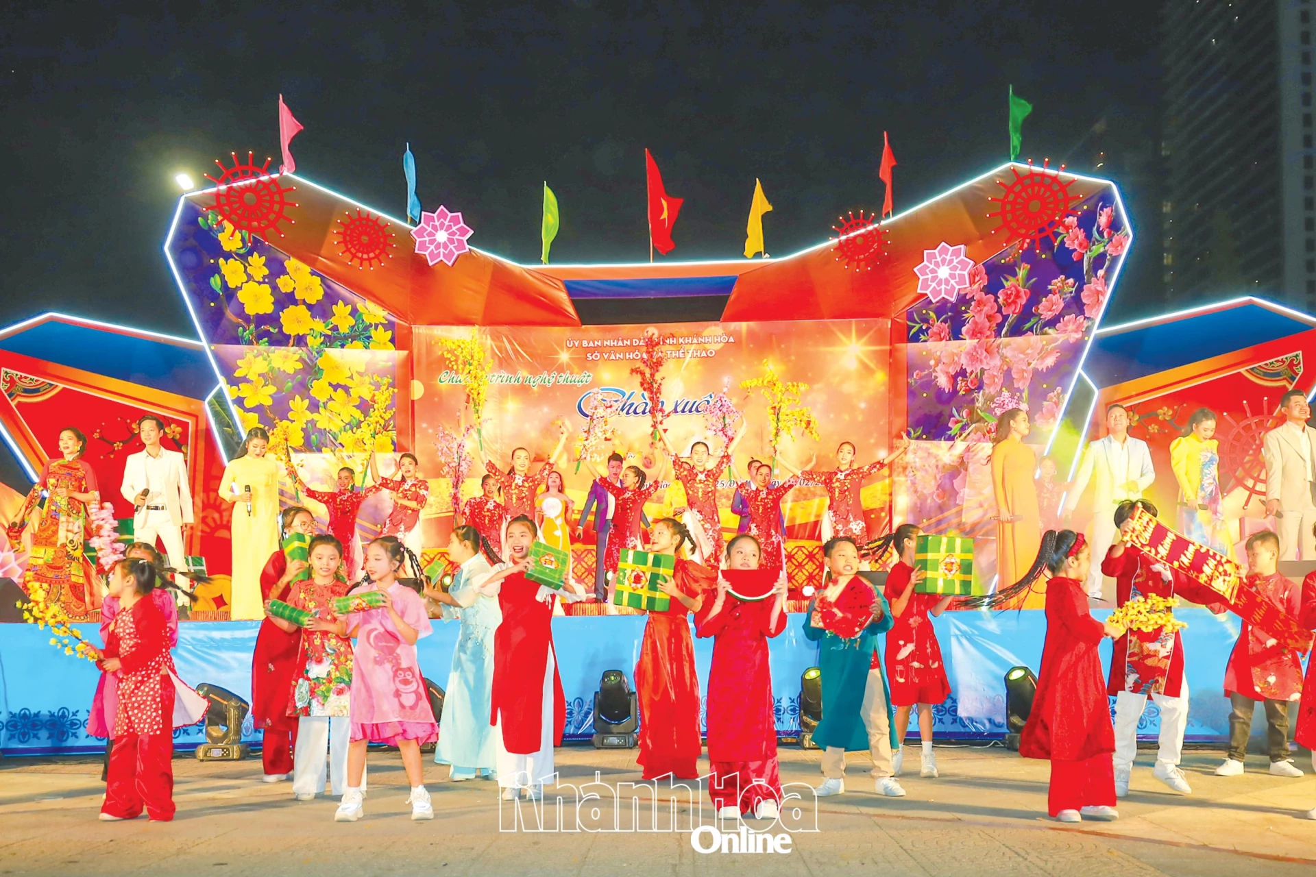 Một chương trình biểu diễn nghệ thuật tại Quảng trường 2 tháng 4 (phường Nha Trang).