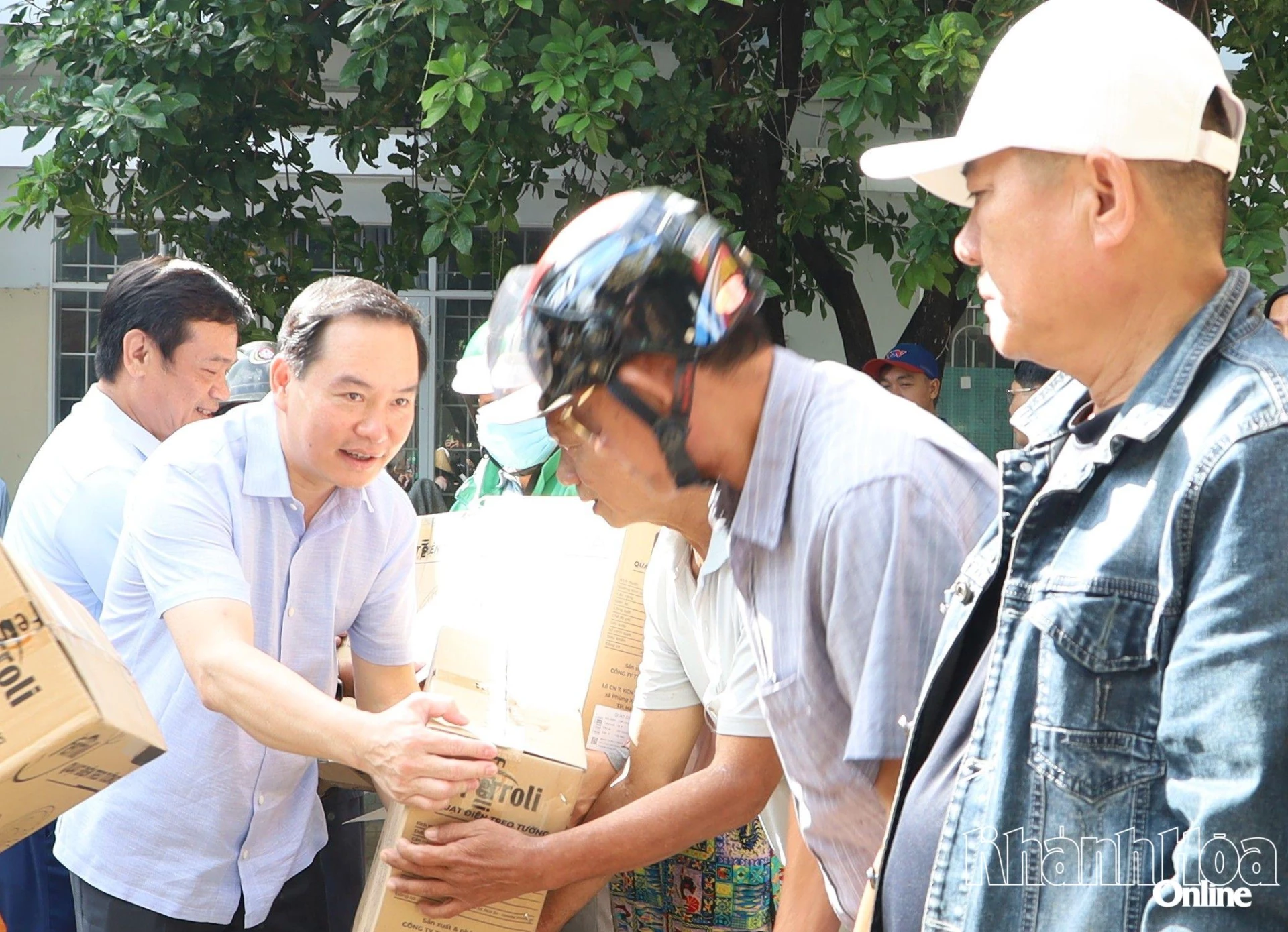 Đồng chí Hồ Xuân Trường và các đơn vị trao quà cho người dân bị ảnh hưởng do mưa lũ.