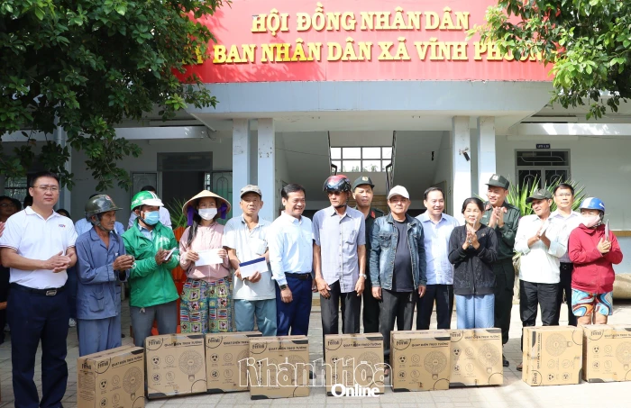 Phó Bí thư Thường trực Tỉnh ủy Hồ Xuân Trường cùng VOV và các đơn vị trao 350 suất quà cho người dân phường Bắc Nha Trang