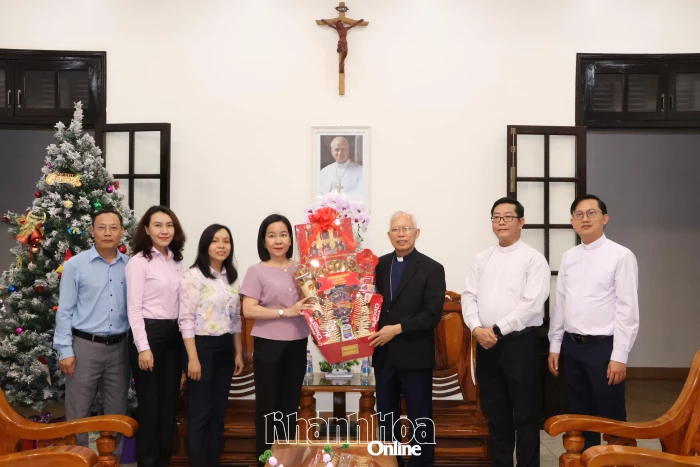 Đoàn công tác Ban Tuyên giáo và Dân vận Tỉnh ủy thăm, chúc mừng các cơ sở tôn giáo nhân dịp lễ Giáng sinh