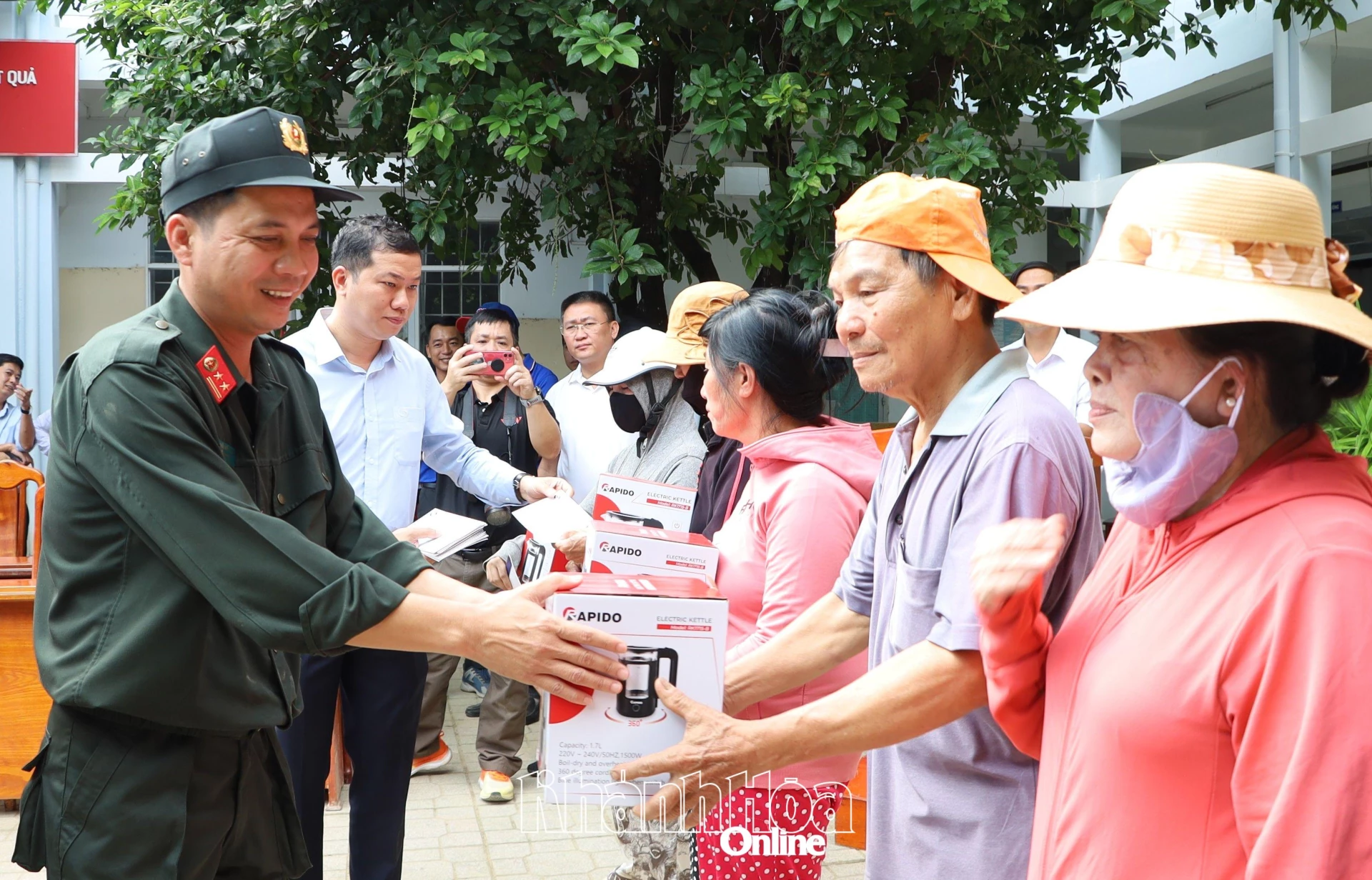 Đại diện Trung đoàn Cảnh sát cơ động Nam Trung Bộ trao quà cho người dân.