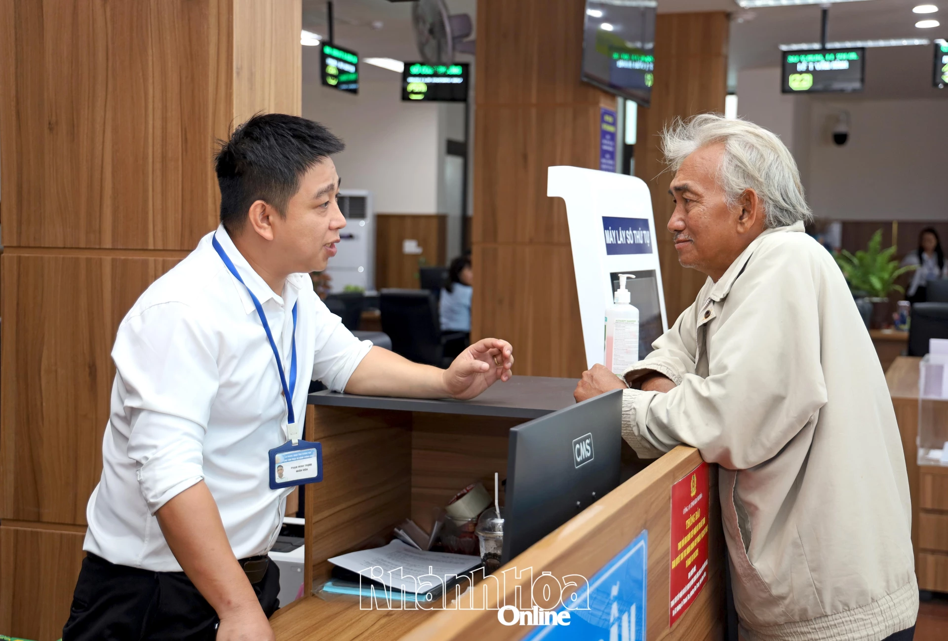 Hướng dẫn người dân làm thủ tục tại Trung tâm Phục vụ hành chính công tỉnh.