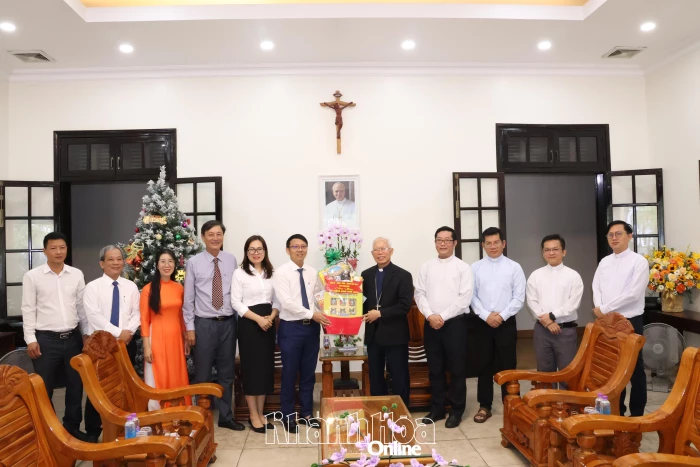 Phó Chủ tịch UBND tỉnh Nguyễn Thanh Hà thăm, chúc mừng các cơ sở tôn giáo nhân dịp Lễ Giáng sinh 