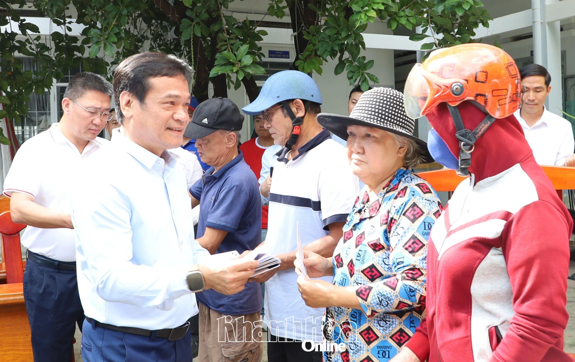 Nhà báo Lê Hải Sơn - Giám đốc VOV Tây Nguyên trao quà hỗ trợ cho người dân.