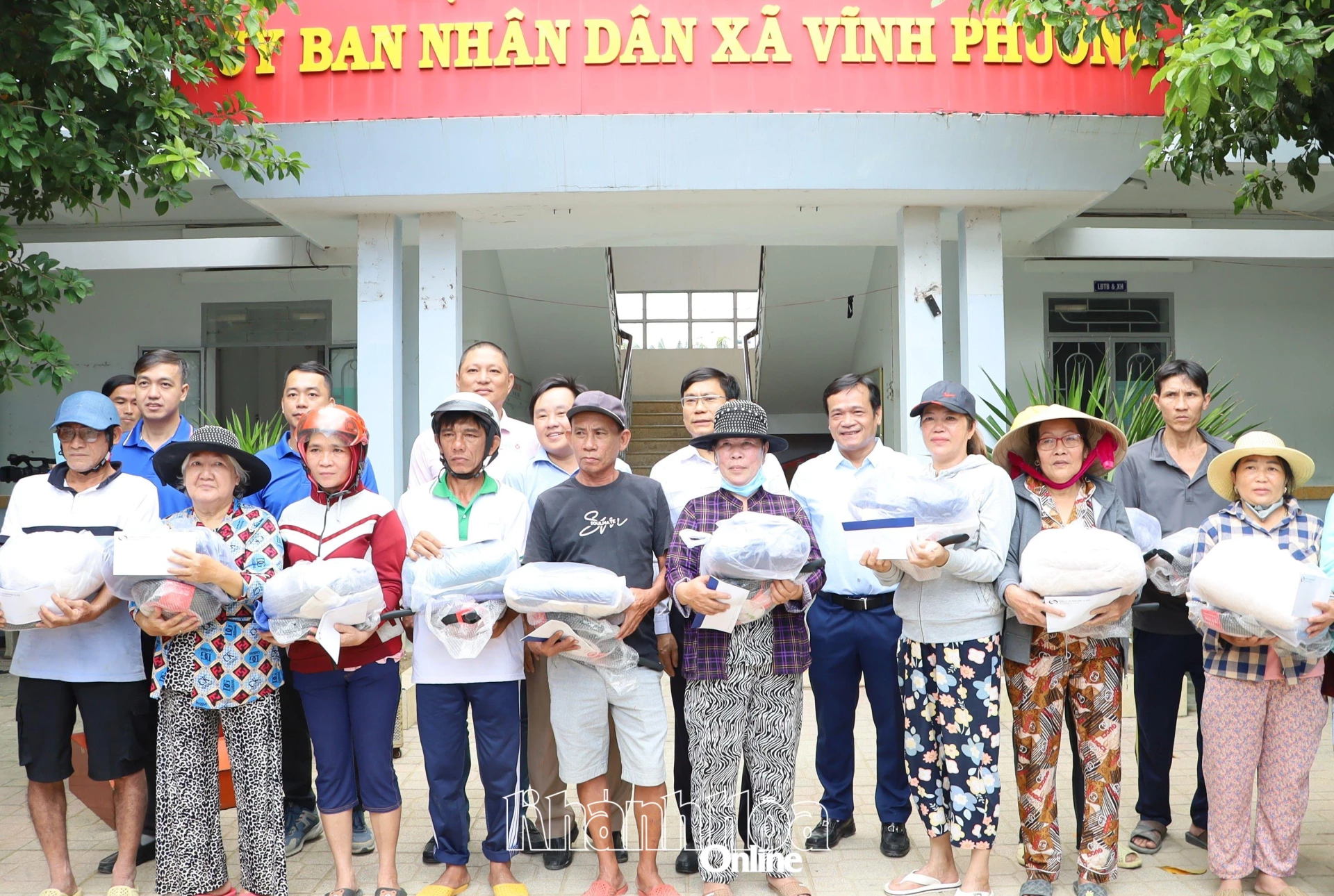 Đại diện các đơn vị, doanh nghiệp trao quà cho người dân.