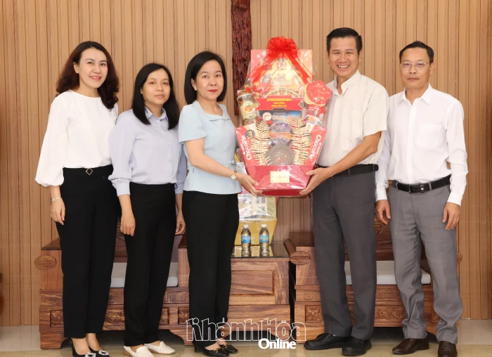 Ban Tuyên giáo và Dân vận Tỉnh ủy thăm, chúc mừng các cơ sở tôn giáo nhân dịp Giáng sinh