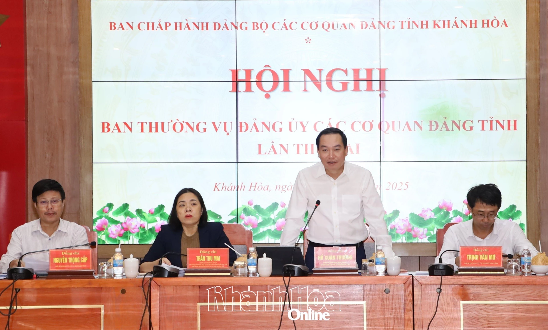 Đồng chí Hồ Xuân Trường - Phó Bí thư Thường trực Tỉnh ủy, Bí thư Đảng ủy Các cơ quan Đảng tỉnh phát biểu tại hội nghị.