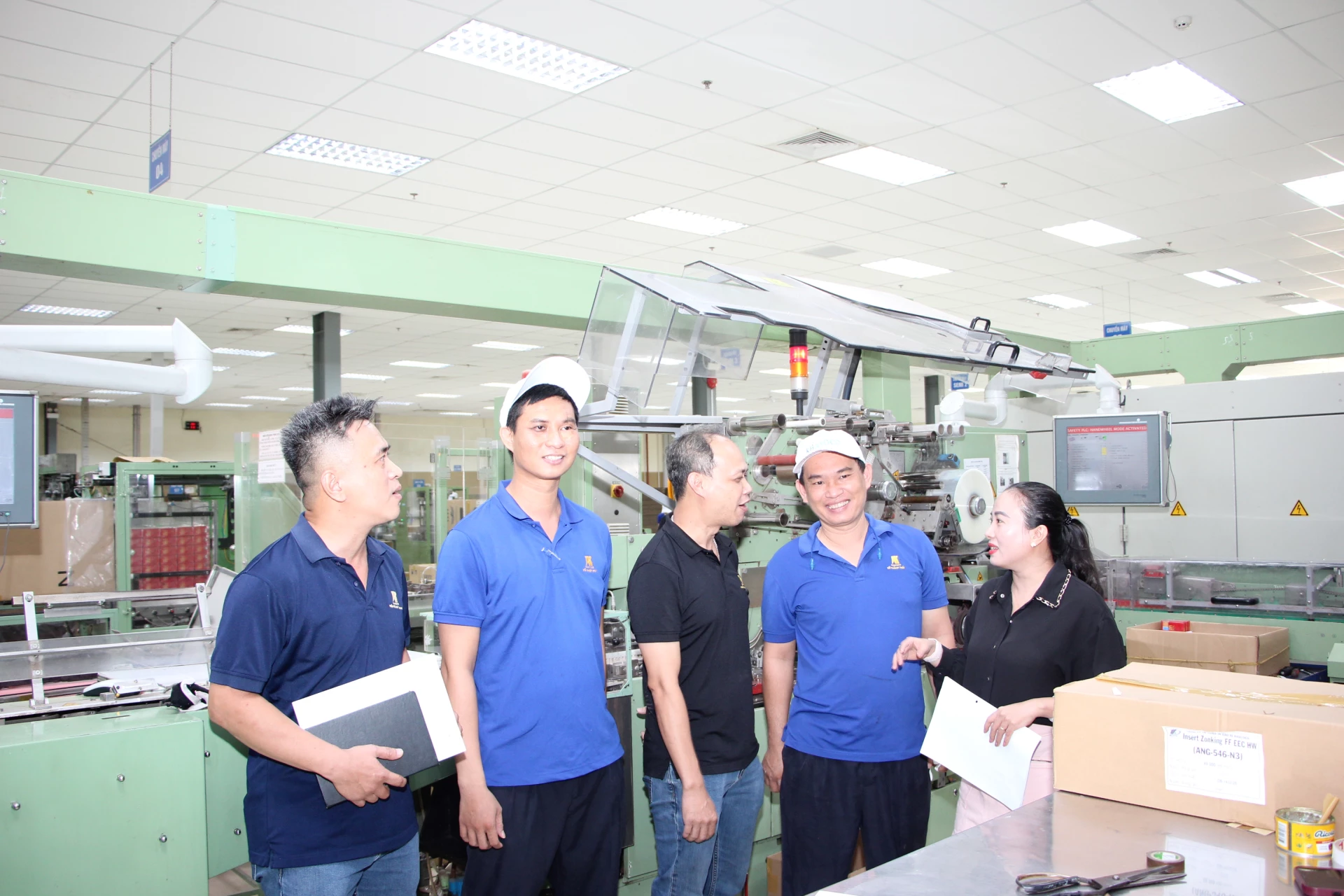 Cán bộ công đoàn Nha máy thuốc lá Khatoco thăm hỏi, động viên công nhân trong giờ làm việc.