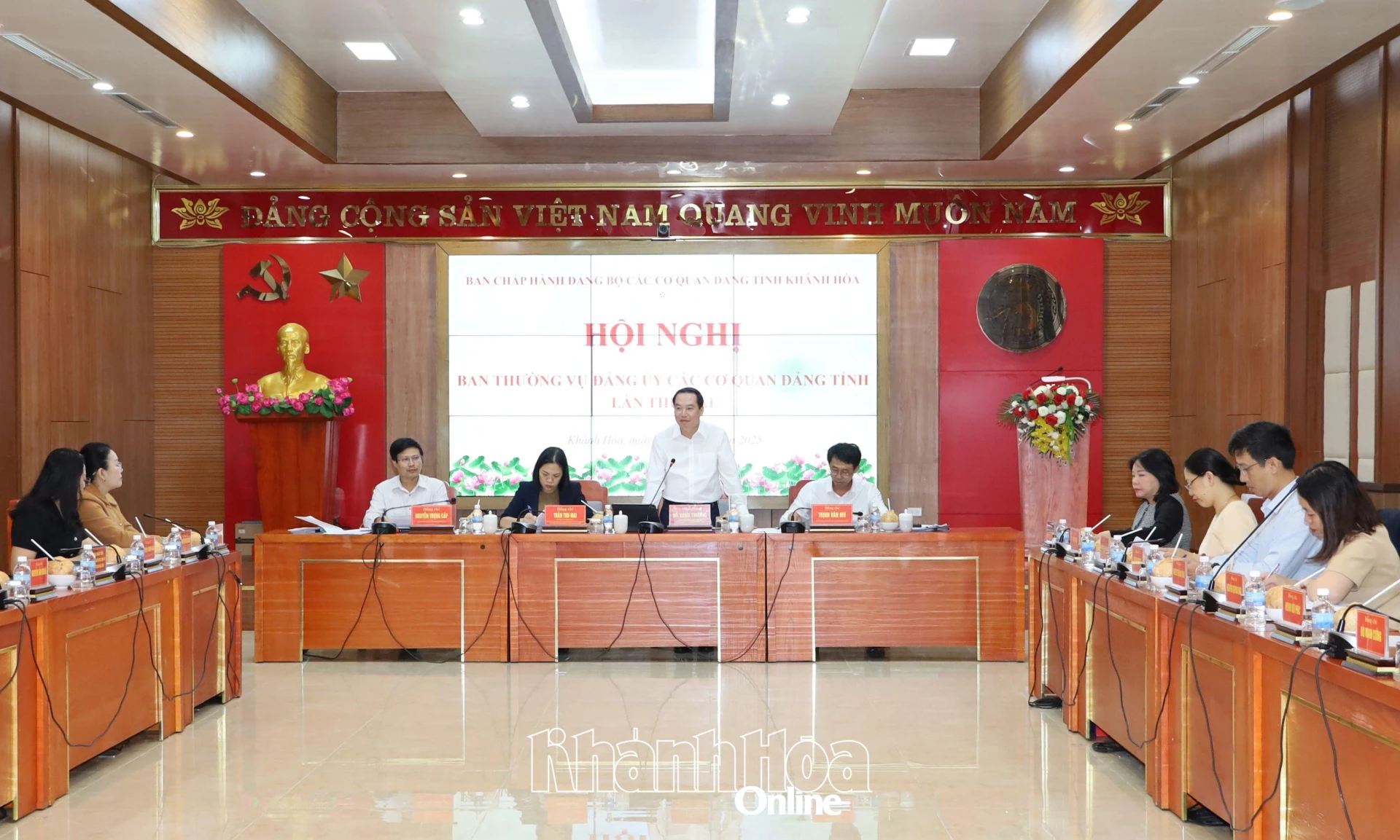 Đồng chí Hồ Xuân Trường - Phó Bí thư Thường trực Tỉnh ủy, Bí thư Đảng ủy Các cơ quan Đảng tỉnh phát biểu tại hội nghị.