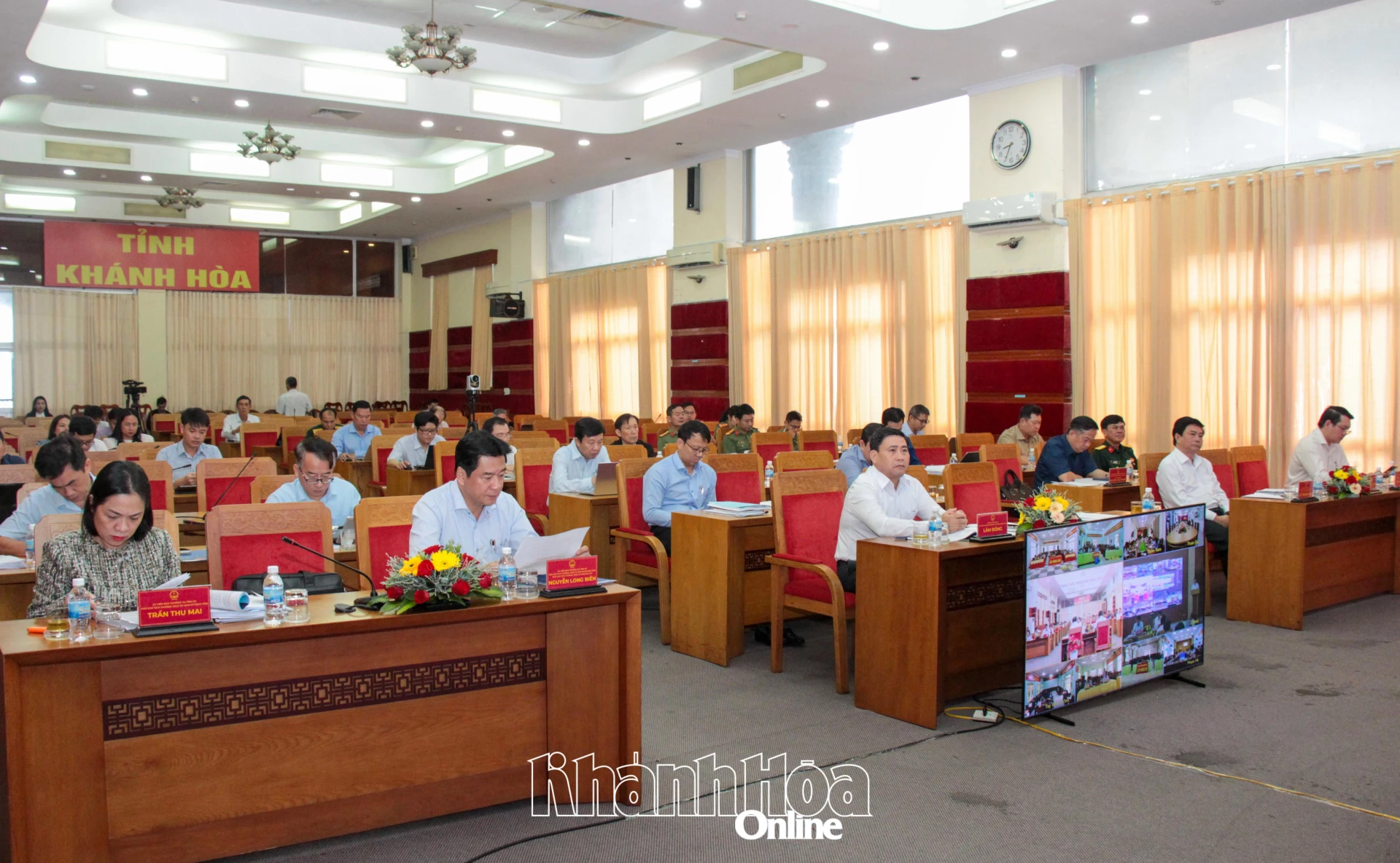 Các đồng chí lãnh đạo tỉnh và các đại biểu tham dự hội nghị tại điểm cầu chính