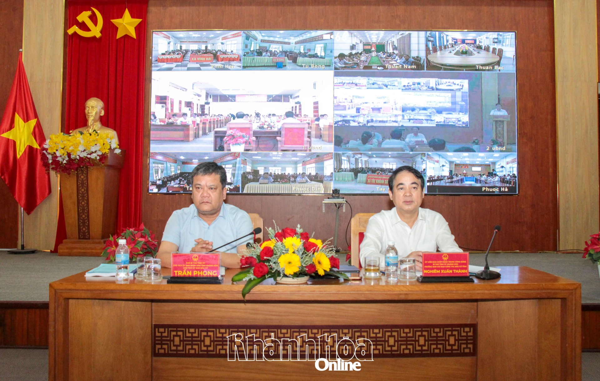 Đồng chí Nghiêm Xuân Thành và đồng chí Trần Phong chủ trì hội nghị