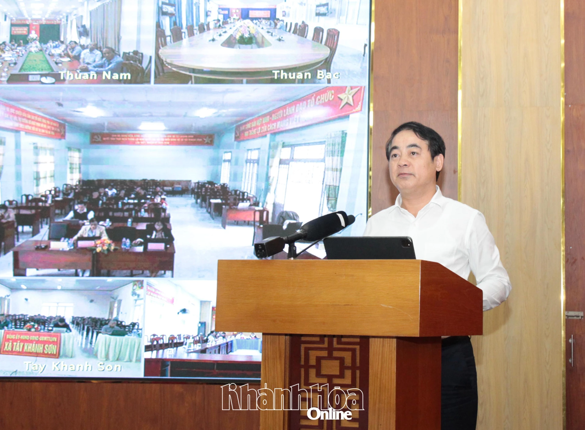 Đồng chí Bí thư Tỉnh ủy, Trưởng Ban chỉ đạo bầu cử tỉnh phát biểu chỉ đạo tại hội nghị