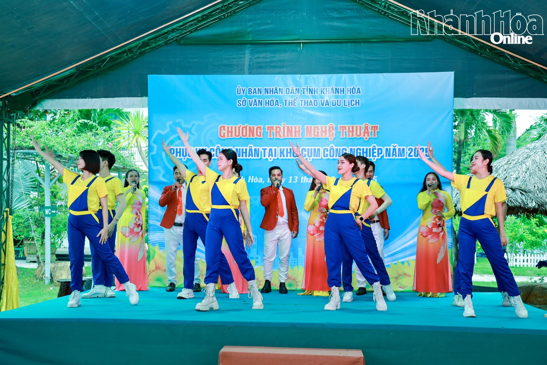 Tiết mục hát múa Công nhân trên chặn đường mới.