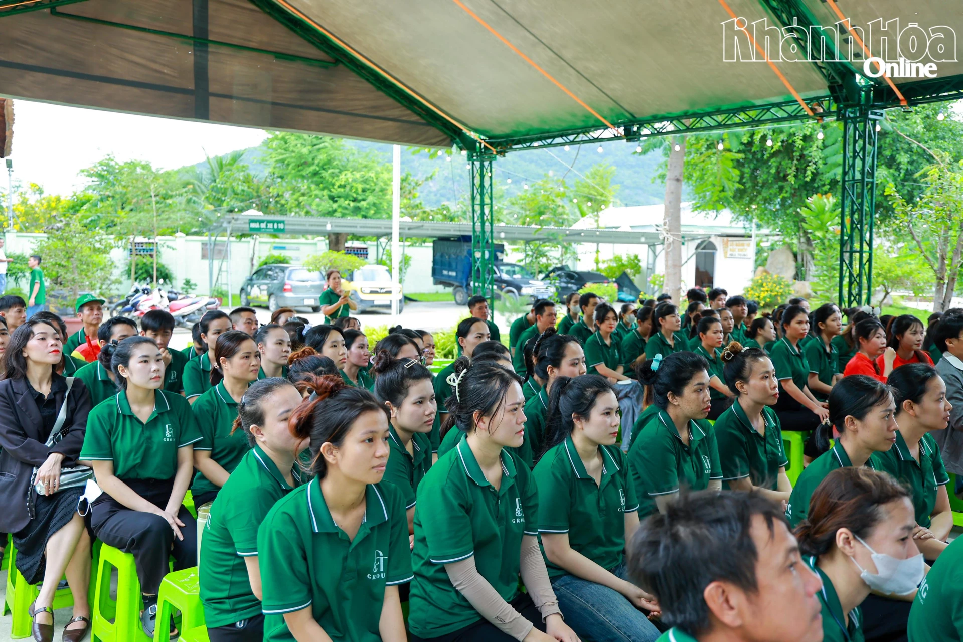 Công nhân Nhà máy Chế biến rong nho, yến sào D&T xem chương trình nghệ thuật.