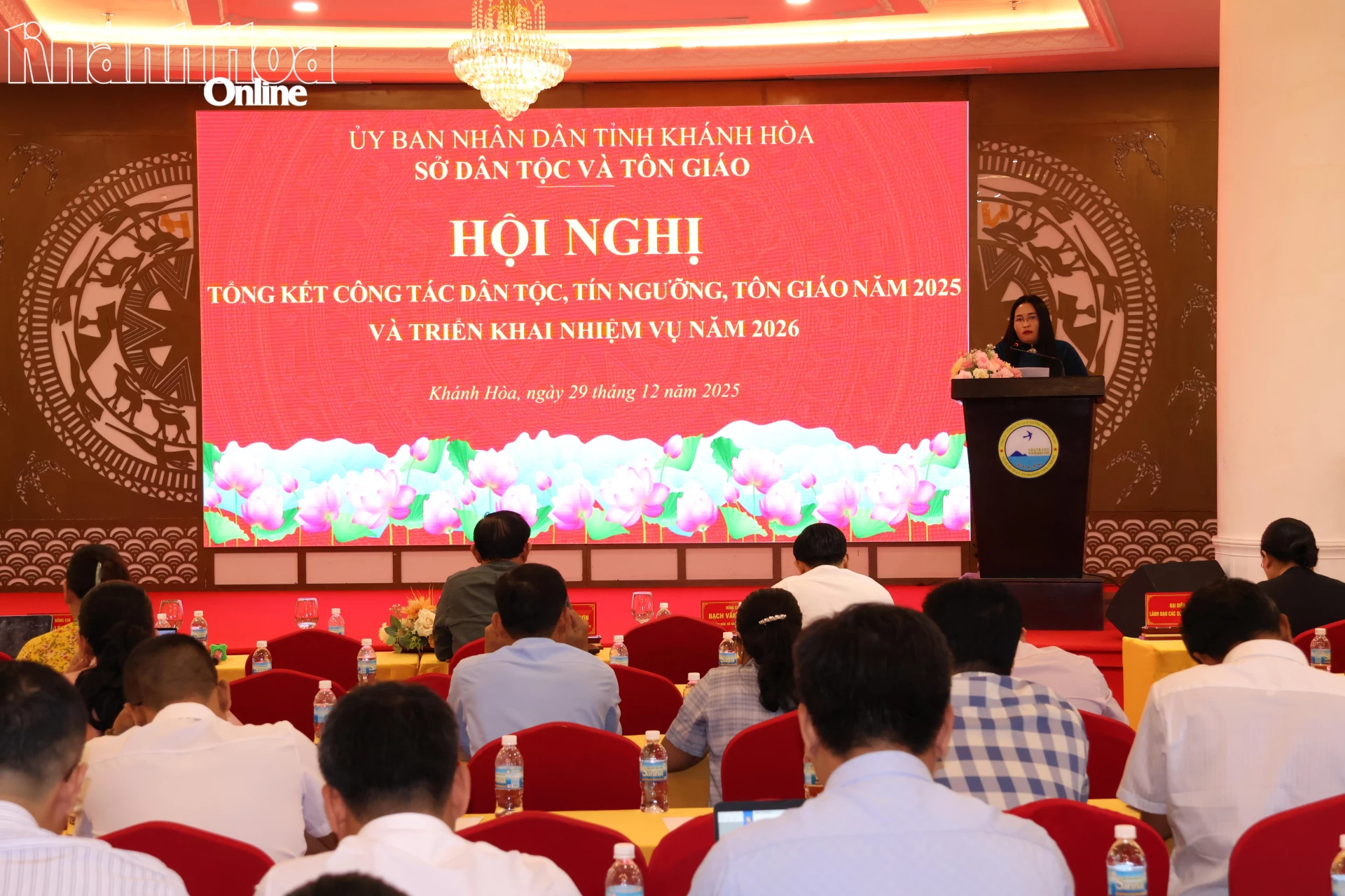 Đồng chí Chamaléa Thị Thủy - Ủy viên Ban Thường vụ Tỉnh ủy, Giám đốc Sở Dân tộc và Tôn giáo phát biểu tại Hội nghị.