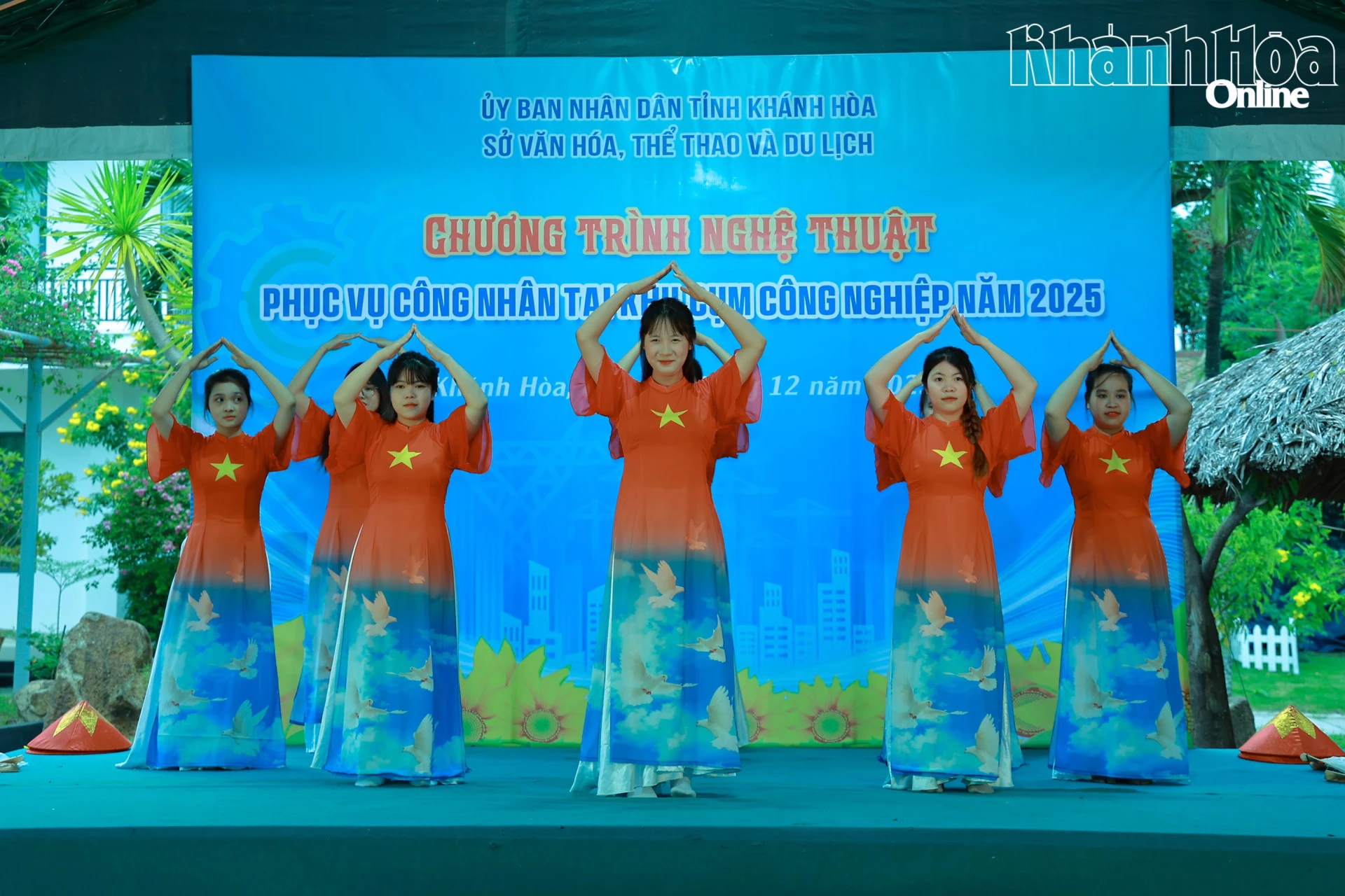 Tiết mục múa do công nhân Nhà máy Chế biến rong nho, yến sào D&T biểu diễn.