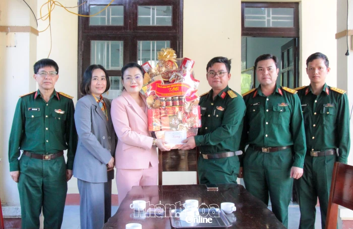 Phó Chủ tịch HĐND tỉnh Khánh Hòa Phạm Thị Xuân Trang thăm, chúc mừng các đơn vị quân đội