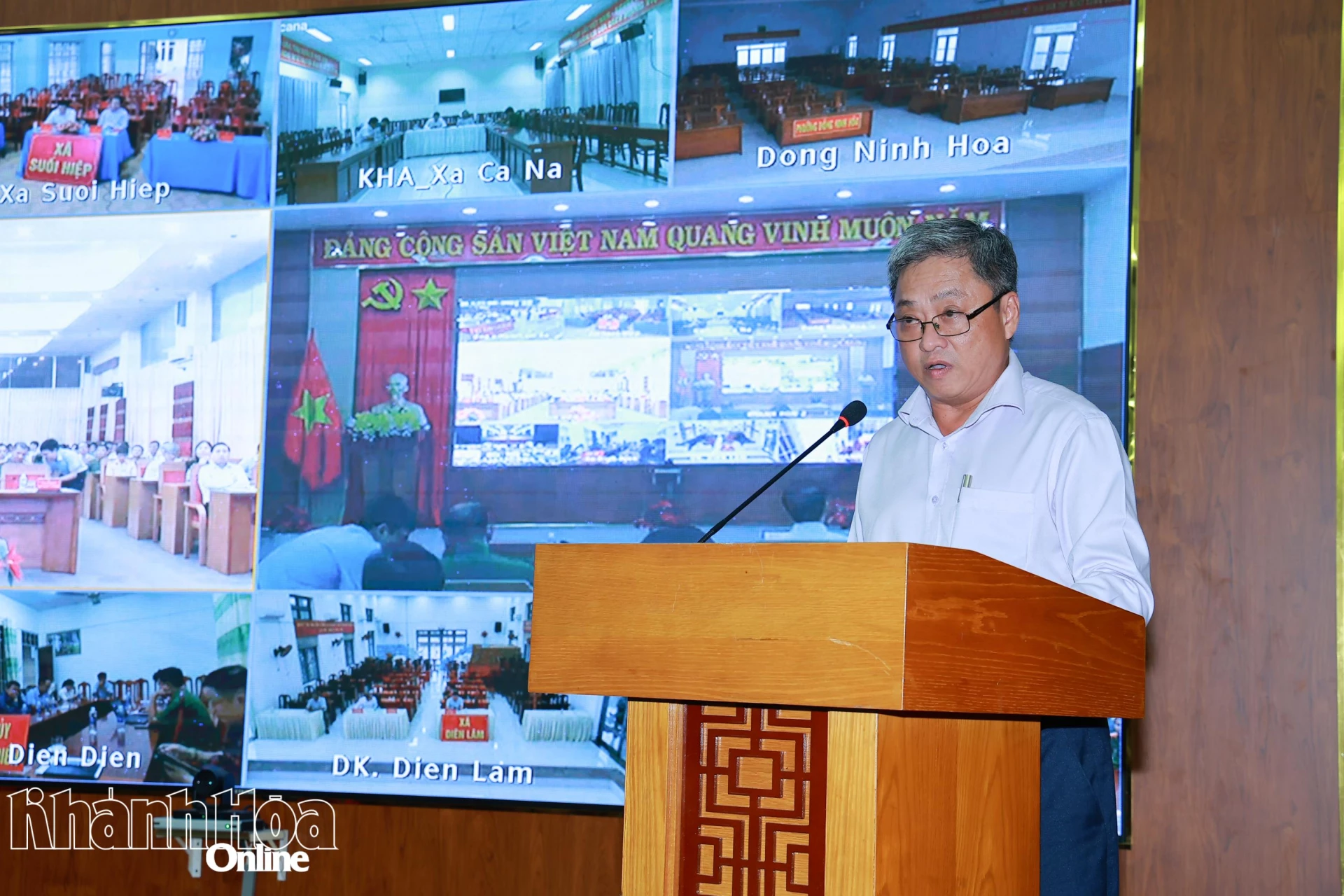 Lãnh đạo phường Tây Nha Trang báo cáo công tác hỗ trợ Nhân dân khắc phục hậu quả lũ lụt.