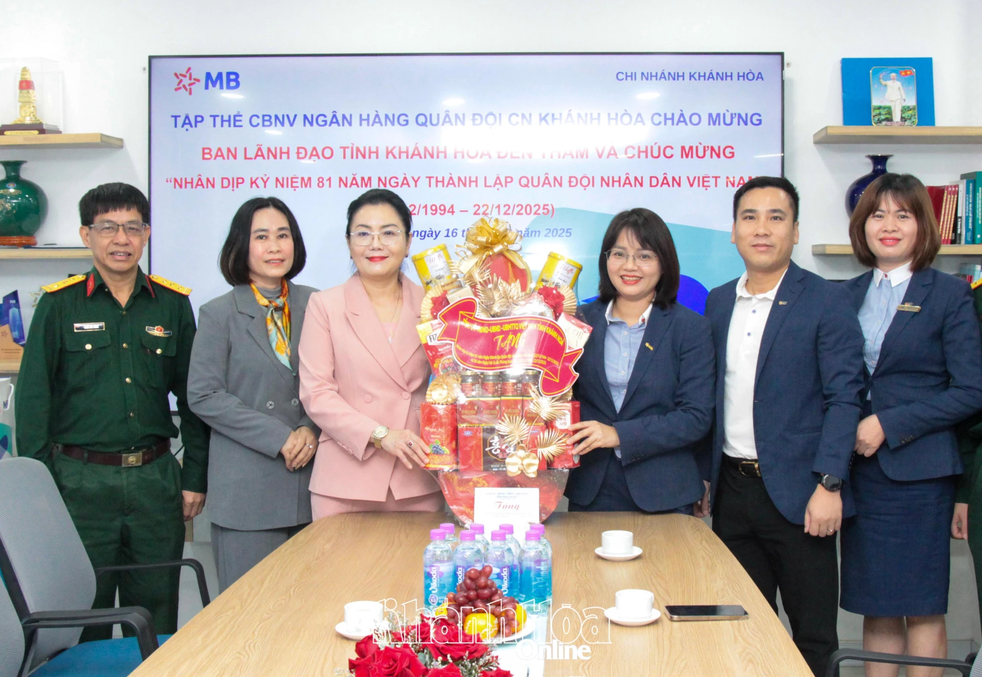 Đồng chí Phạm Thị Xuân Trang đến thăm, chúc mừng MB Bank Chi nhánh Khánh Hòa