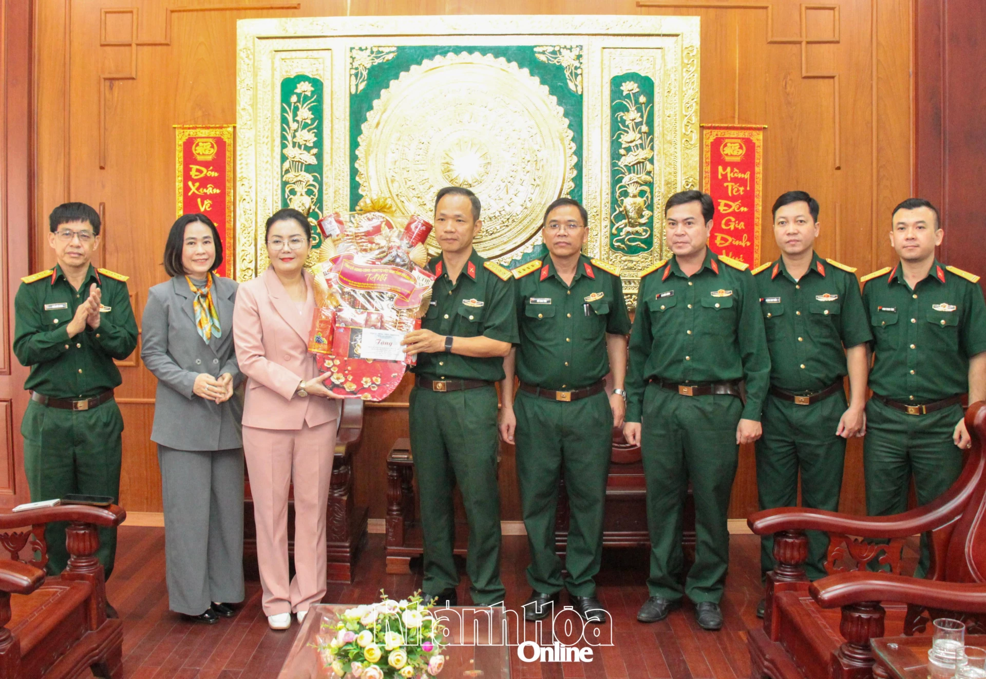 Lãnh đạo tỉnh tặng quà chúc mừng Trung tâm Nhiệt đới Việt - Nga