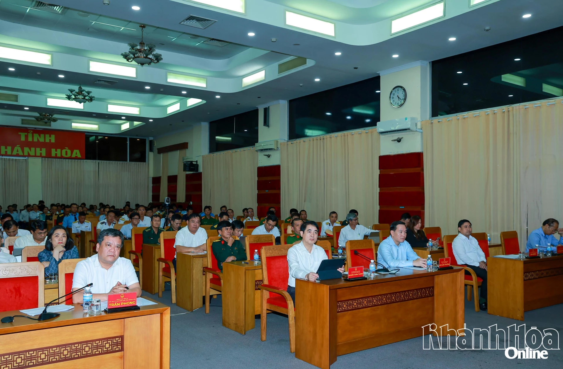 Các đồng chí lãnh đạo tỉnh tham dự hội nghị.