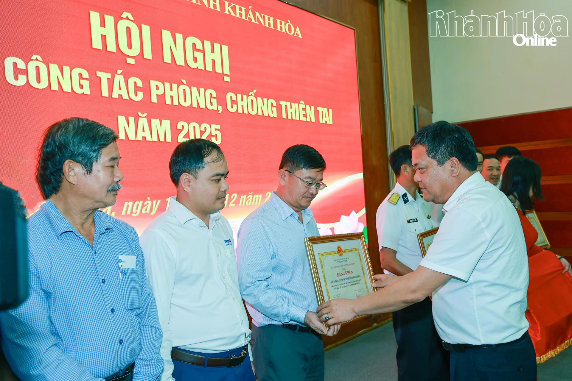 Đồng chí Trần Phong trao bằng khen cho các tập thể, trong đó có Báo và Phát thanh, Truyền hình Khánh Hòa.