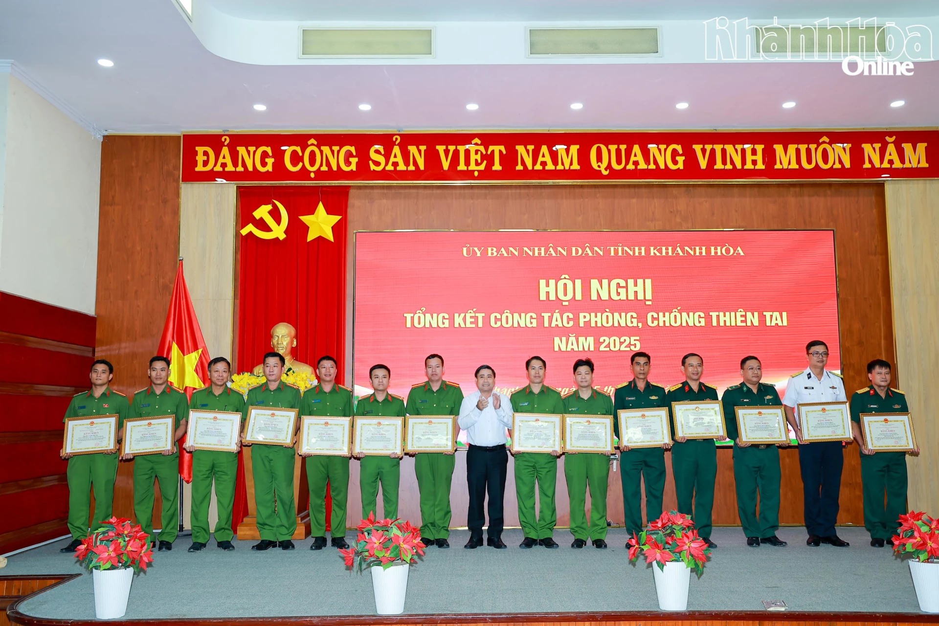 Đồng chí Lâm Đông trao bằng khen cho các cá nhân.