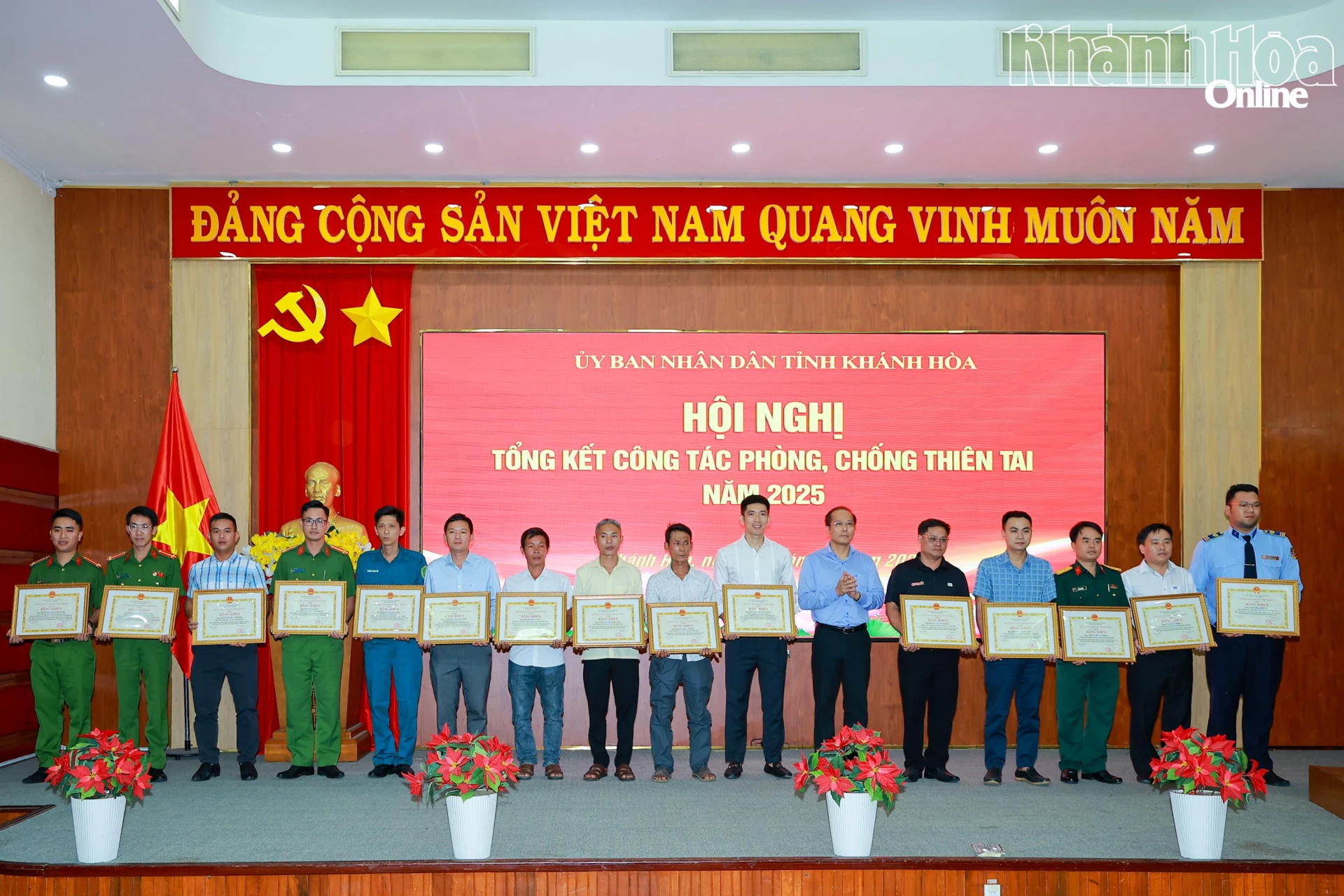 Đồng chí Nguyễn Khắc Hà trao bằng khen cho các cá nhân.