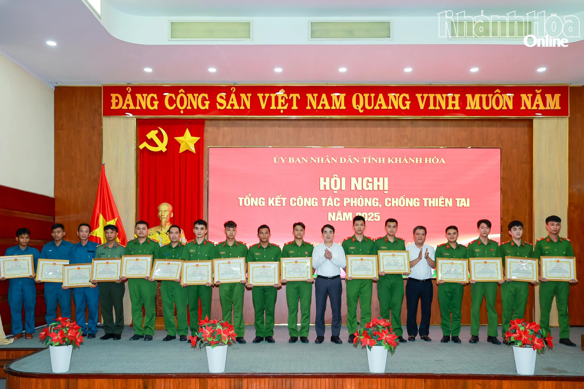 Đồng chí Nghiêm Xuân Thành cùng đồng chí Trần Phong trao bằng khen cho các cá nhân.