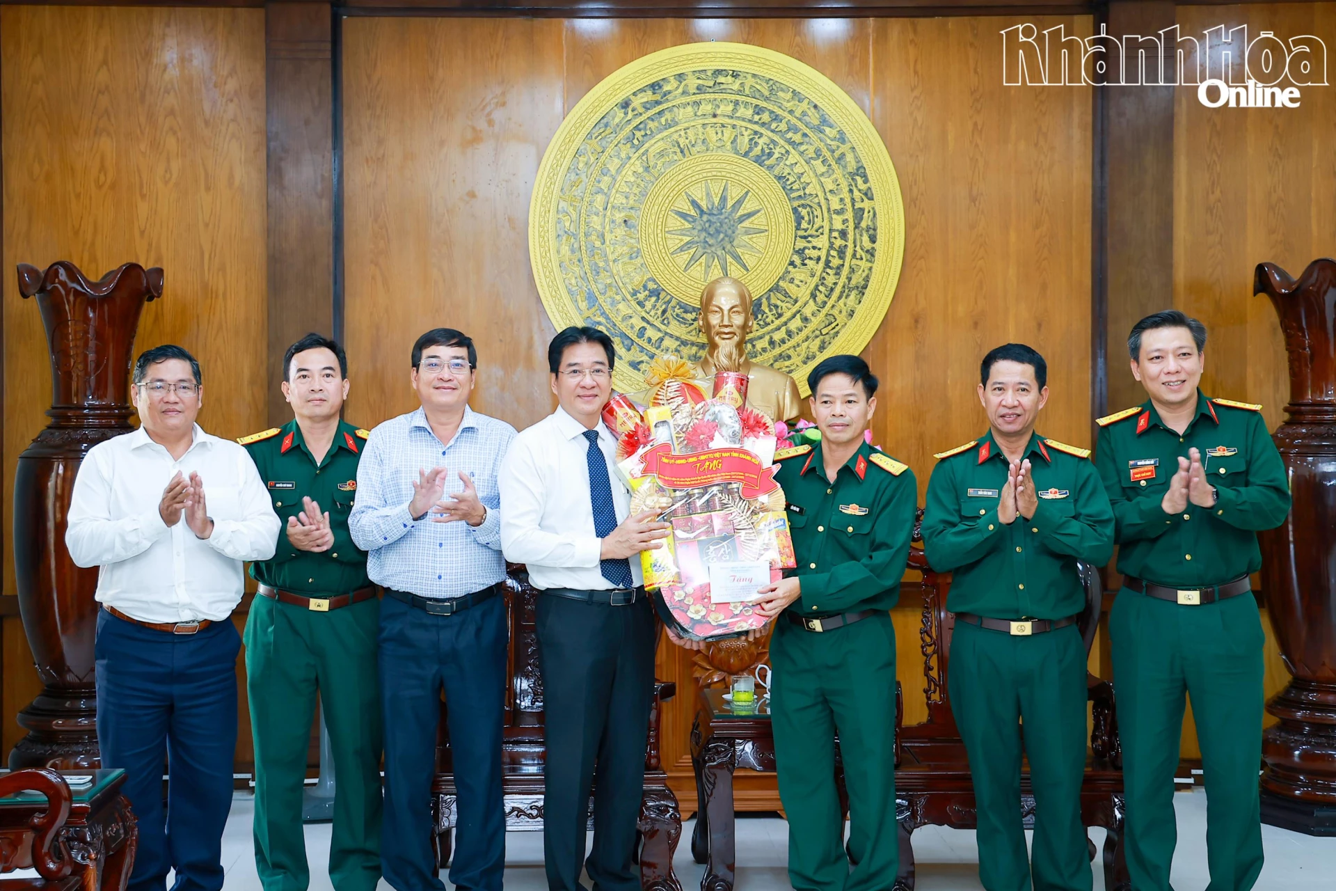 Đồng chí Nguyễn Long Biên đến thăm và chúc mừng Trường Trung cấp kỹ thuật Miền Trung.