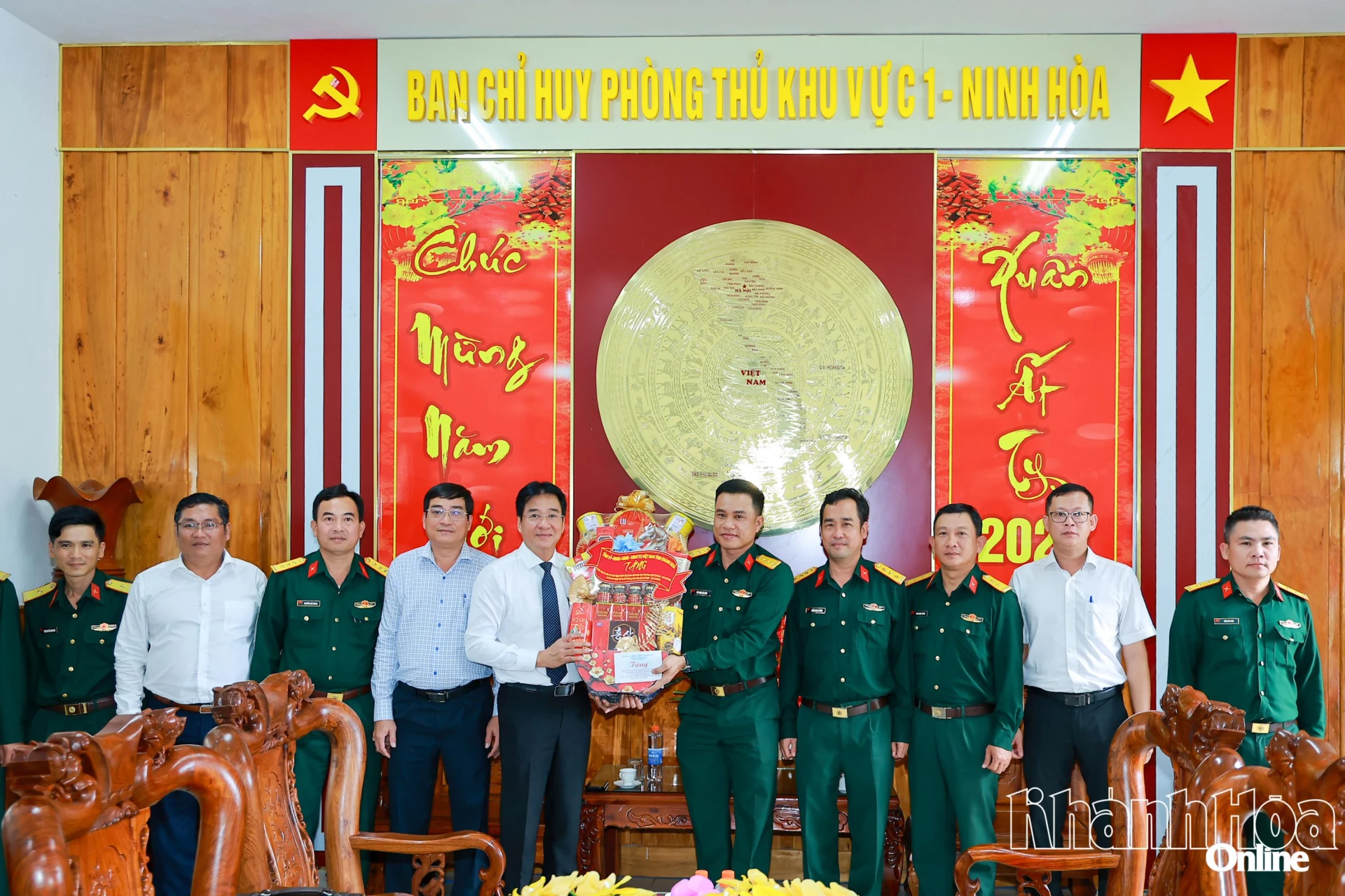 Đồng chí Nguyễn Long Biên đến thăm và chúc mừng Ban Chỉ huy Phòng thủ Khu vực 1 - Ninh Hòa