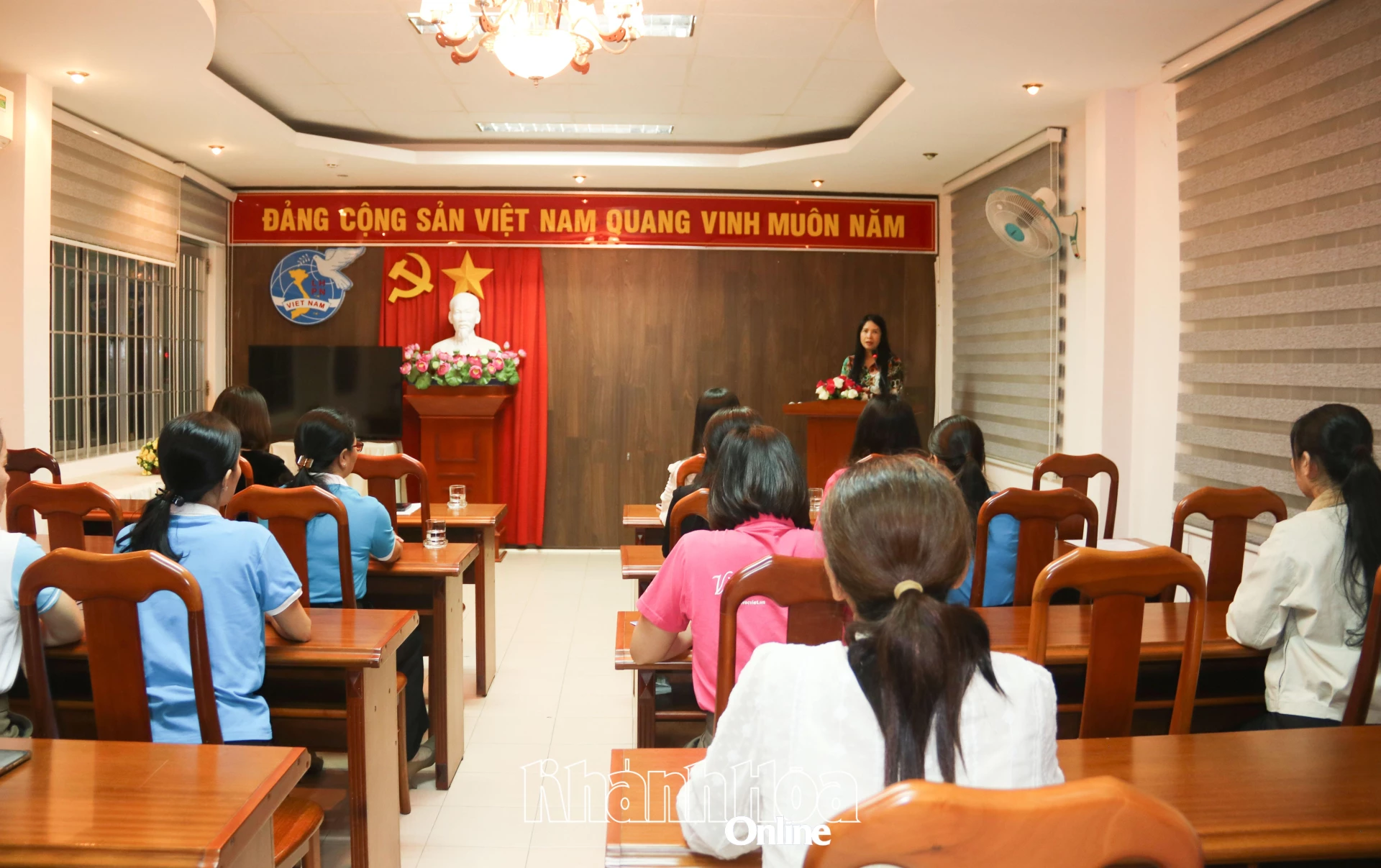 Quang cảnh buổi làm việc.