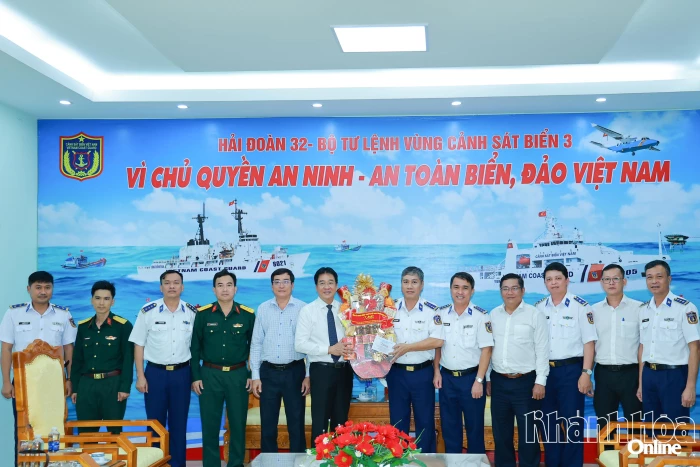 Phó Chủ tịch Thường trực UBND tỉnh Khánh Hòa Nguyễn Long Biên thăm, chúc mừng một số đơn vị quân đội và Bà mẹ Việt Nam anh hùng