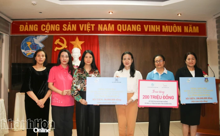 Hội Liên hiệp Phụ nữ Việt Nam trao kinh phí hỗ trợ phụ nữ, trẻ em mồ côi bị ảnh hưởng bởi mưa lũ