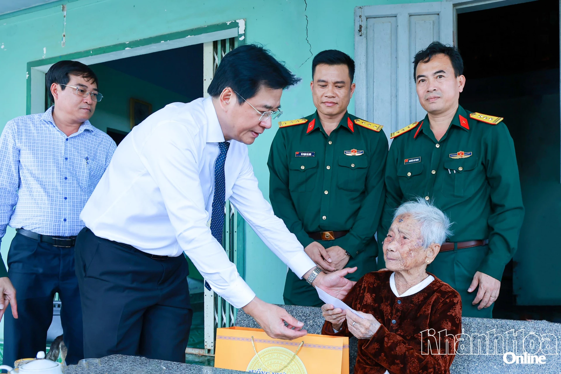 Đồng chí Nguyễn Long Biên thăm hỏi Mẹ Việt Nam anh hùng Cao Thị Mau.