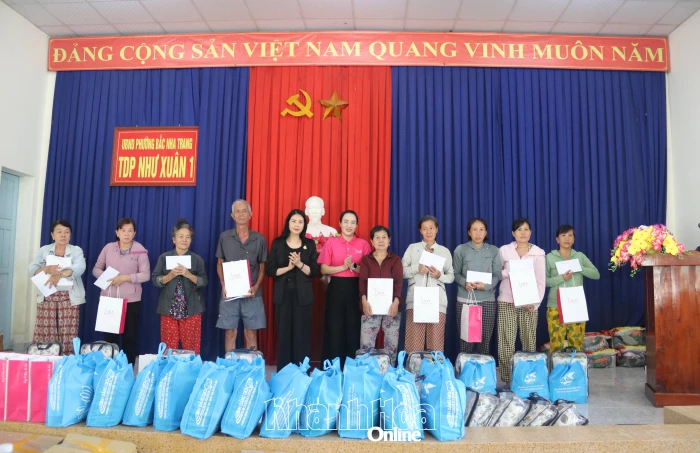 Hội Liên hiệp Phụ nữ Việt Nam trao 42 suất quà hỗ trợ phụ nữ và trẻ em mồ côi bị ảnh hưởng bởi mưa lũ