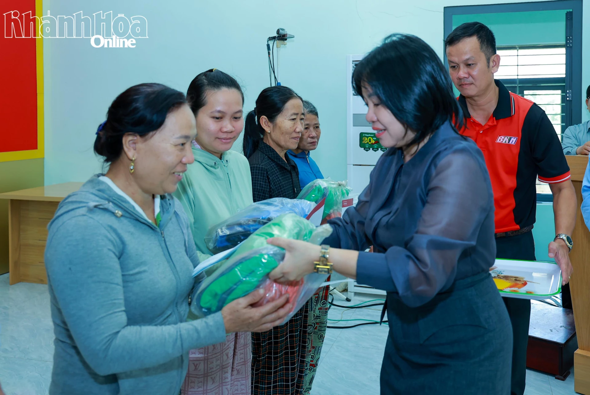 Bà Thái Thị Lệ Hằng trao quà đến người dân xã Tân Định.