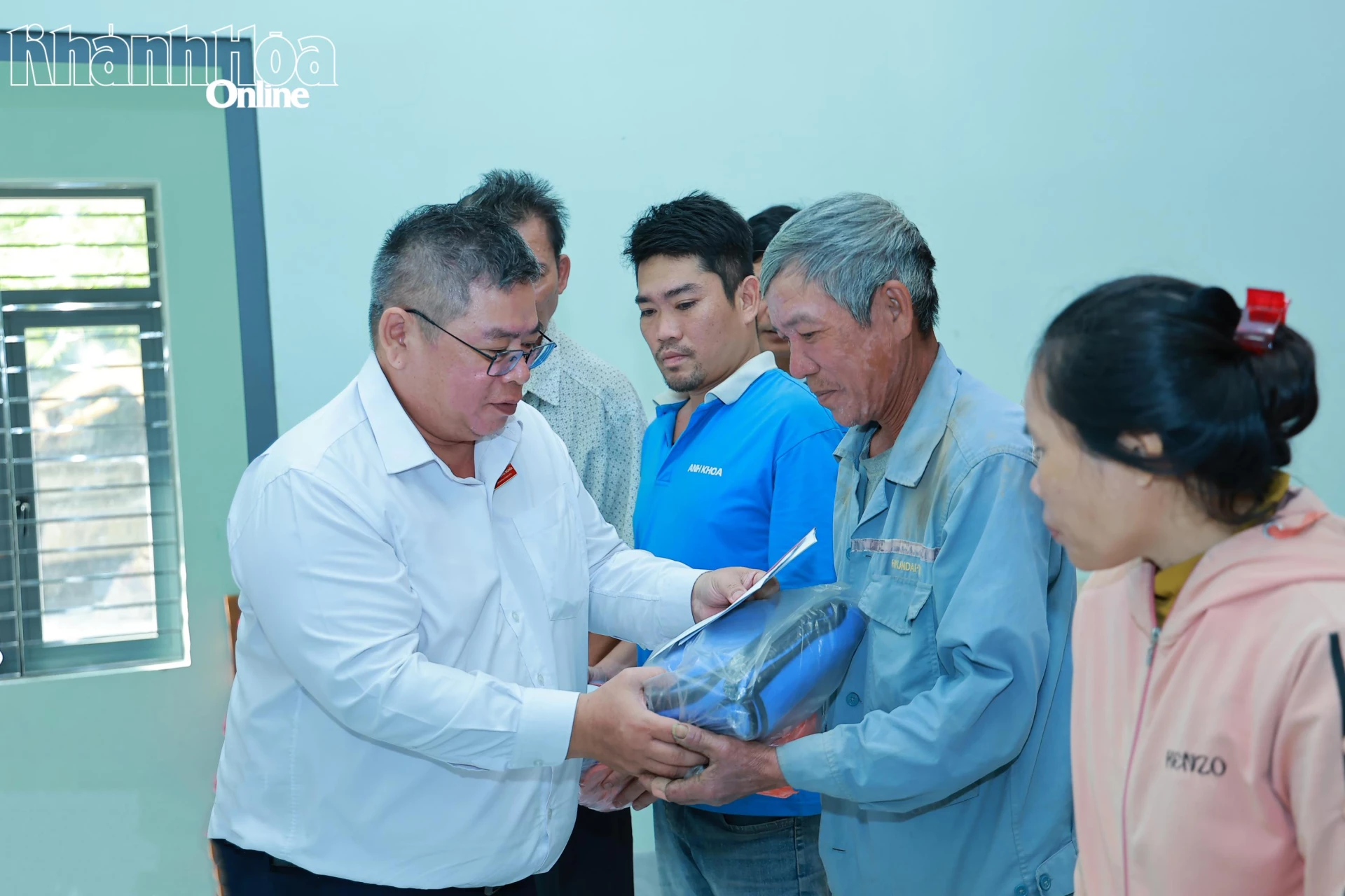 Đại diện Agribank Chi nhánh Khánh Hòa trao quà đến người dân xã Tân Định.