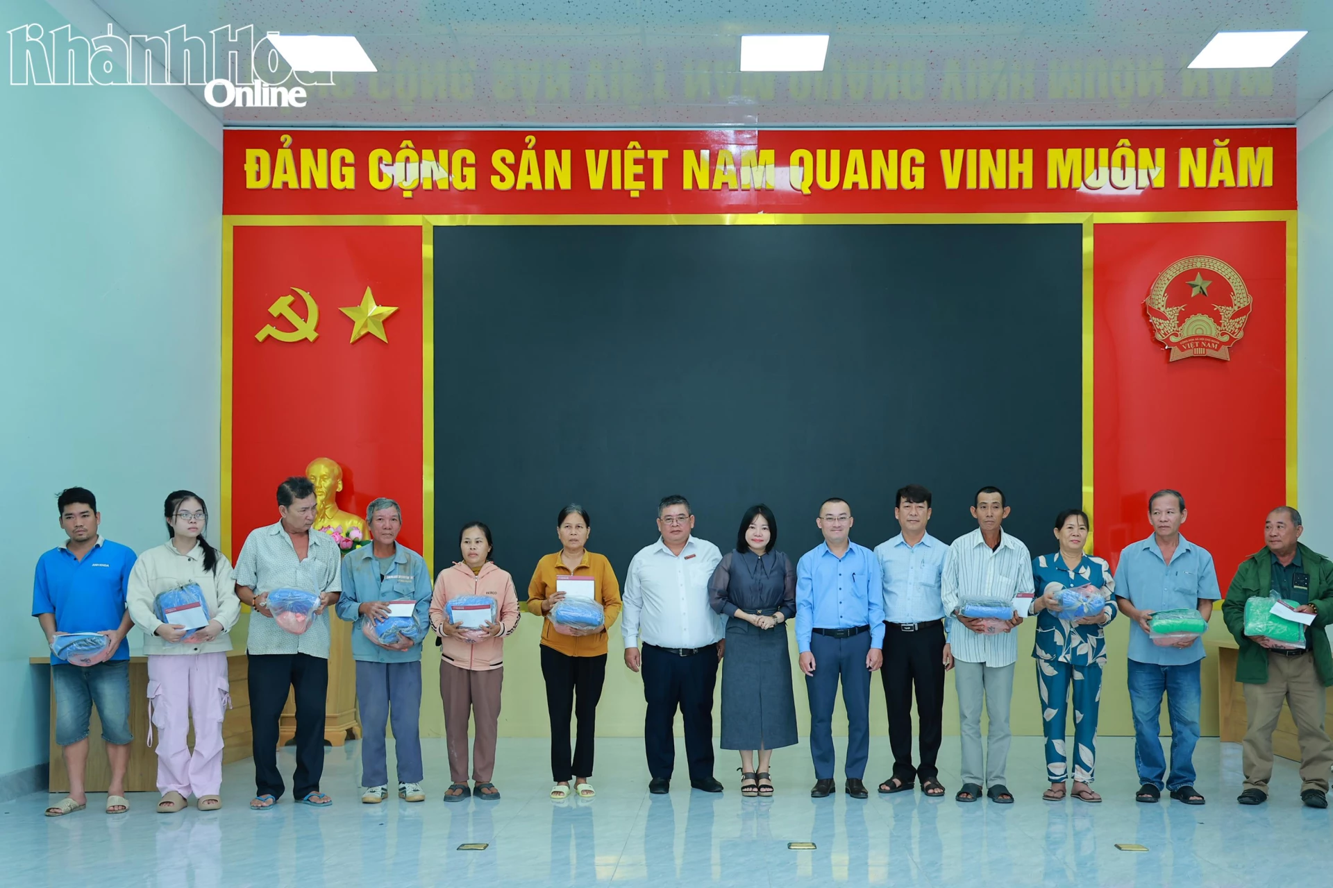 Lãnh đạo Báo và Phát thanh, Truyền hình Khánh Hòa, đại diện Agribank Chi nhánh Khánh Hòa cùng lãnh đạo xã Tân Định trao quà đến người dân.