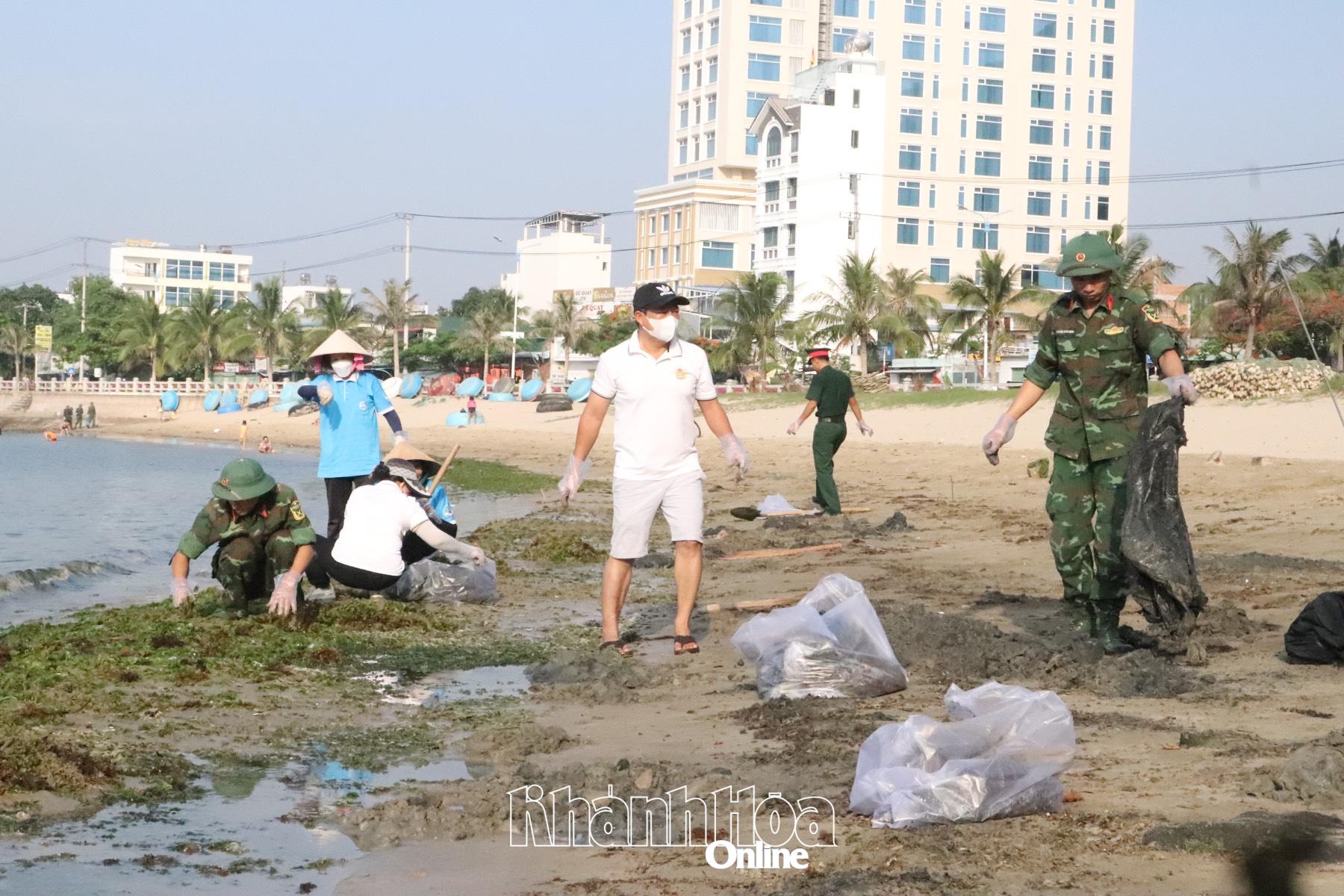 Hoạt động thu gom rác thải ven biển Nha Trang.
