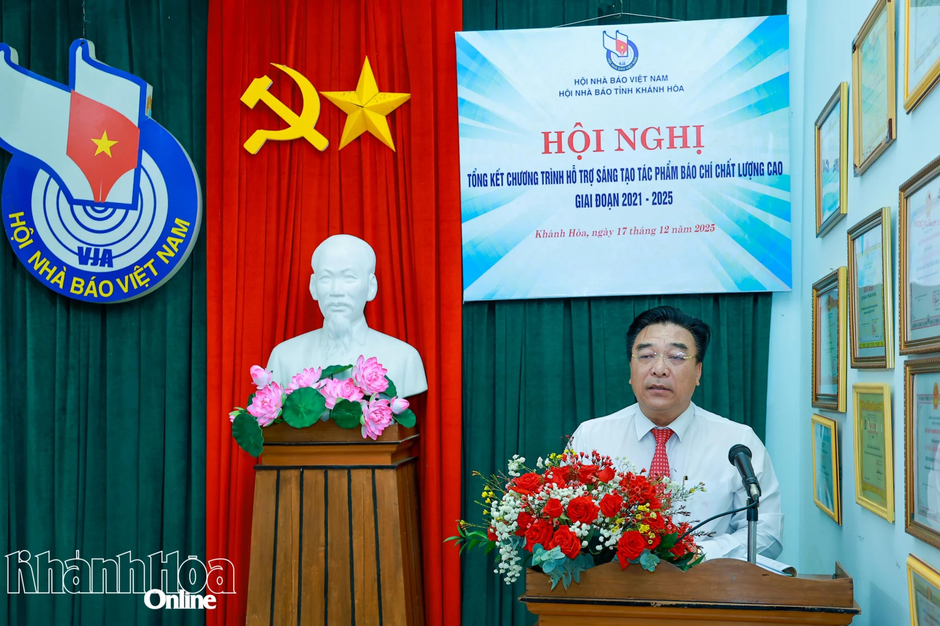 Ông Đoàn Minh Long – Chủ tịch Hội Nhà báo tỉnh Khánh Hòa chia sẻ nội dung thực hiện Đề án hỗ trợ sáng tạo tác phẩm báo chí chất lượng cao giai đoạn 2021 – 2025.