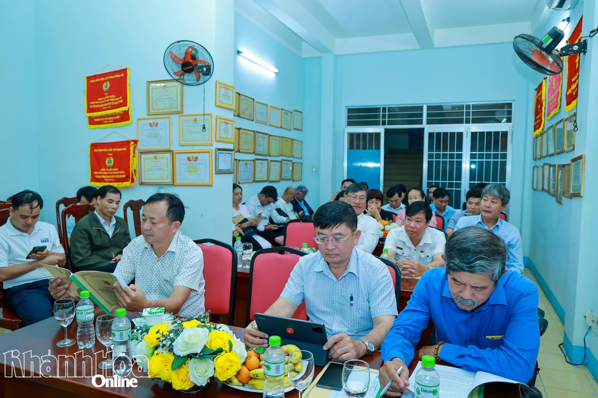 Các đại biểu tham gia hội nghị.